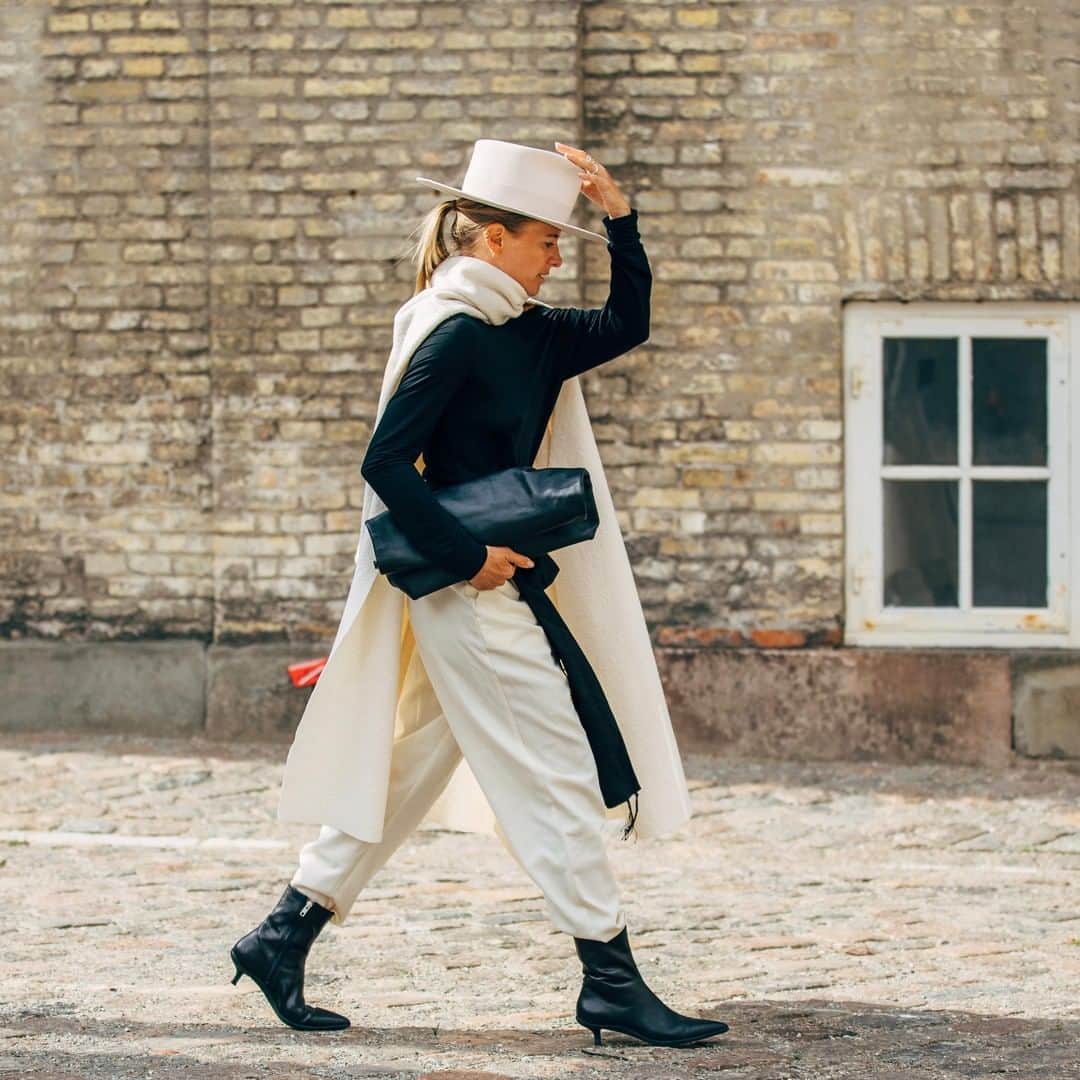 Vogue Runwayさんのインスタグラム写真 - (Vogue RunwayInstagram)「Keeping neutrals elevated. See the latest street style photos from #CopenhagenFashionWeek at the link in our bio.  Photographed by @styledumonde」8月9日 6時30分 - voguerunway