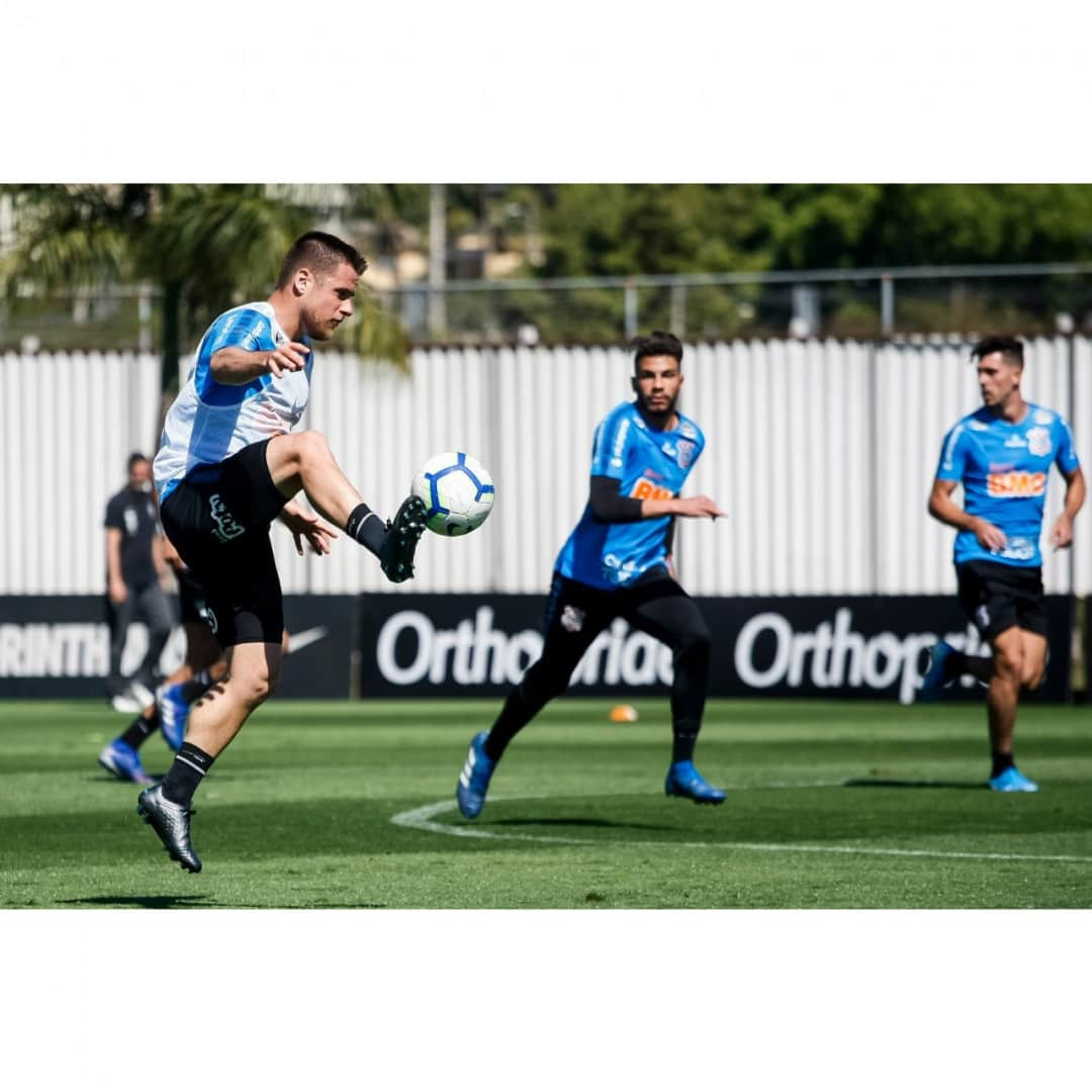 コリンチャンスさんのインスタグラム写真 - (コリンチャンスInstagram)「Após a vitória por 2 a 0 contra o Goiás, o elenco alvinegro voltou ao CT Dr. Joaquim Grava para um treino forte já visando o Internacional, próximo adversário do Timão no Campeonato Brasileiro.⠀ ⠀ 📷Rodrigo Gazzanel/Ag. Corinthians⠀ ⠀  #VaiCorinthias⠀ ⠀ #MeuBMG #NãoÉSóPatrocínio #TimeDoPovo #Corinthians #Timão #CorinthiansTV #FielTorcedor #AFielÉFoda #UmSoCorinthians #NikeFutebol #Joli #EstrellaGalicia #UniversidadeBrasilOficial #ÉPositivo #CorinthiansÉPositivo #LoucoPotyCorinthians #PostosALE #ALEnoTimão #TODOSportiCorinthians #CartãodeTODOSCorinthians #TODOSpeloTimão⠀」8月9日 6時33分 - corinthians