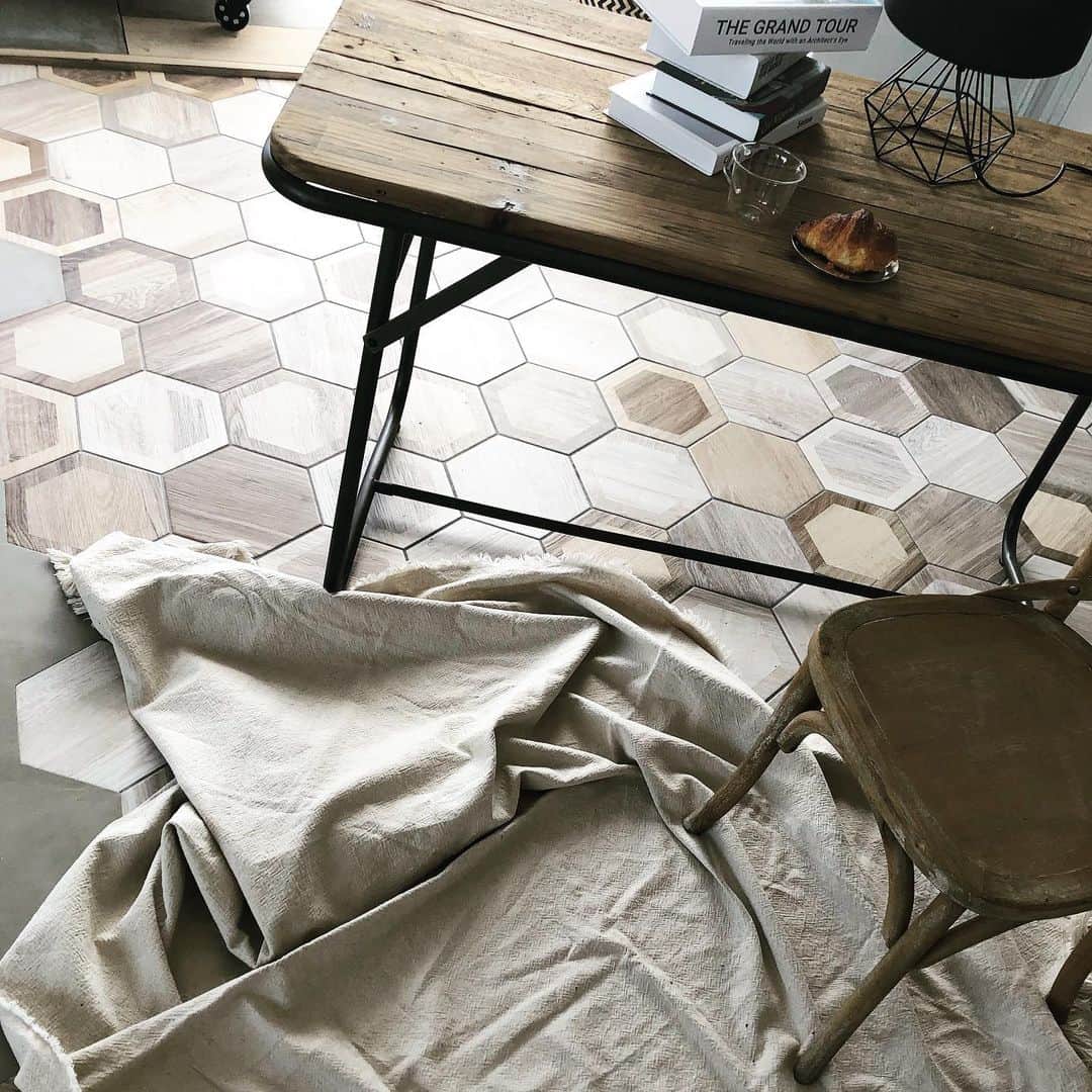 美生のインスタグラム：「good morning📚☕️🥐」