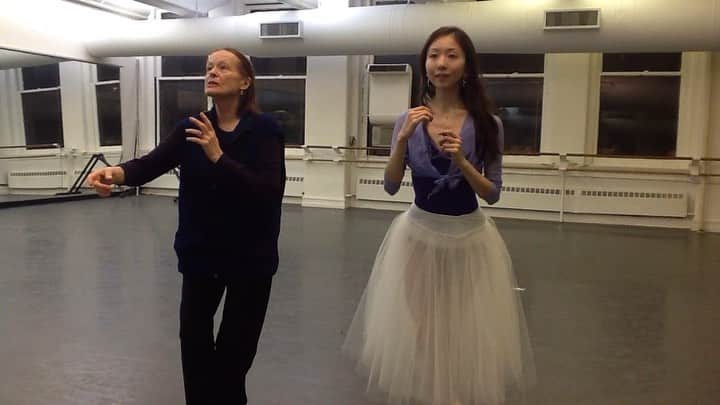 のインスタグラム：「#throwbackthursday Rehearsing with Irina for “Giselle” mad scene. Irina and I spent hours and hours when I first premiere “Giselle” at ABT. Forever grateful for her time, sharing her knowledge and unconditional love❤️🙏💕Always more, always can be better❤️ “supposed to be more dramatic” 😝  アメリカでは#tbt と言って、「木曜日は以前の写真を皆とシェアしよう〜」と言うタグがあります。今日の#tbt  はABTで初めてジゼルを踊った時の混乱シーンリハーサルより。イリーナからはたくさんのLOVEをもらい、彼女から教わった全てが私の宝物です。  #ballerina #legend #ballet #giselle #madscene #coach #rehearsal #love #forevergrateful #foreverlove」