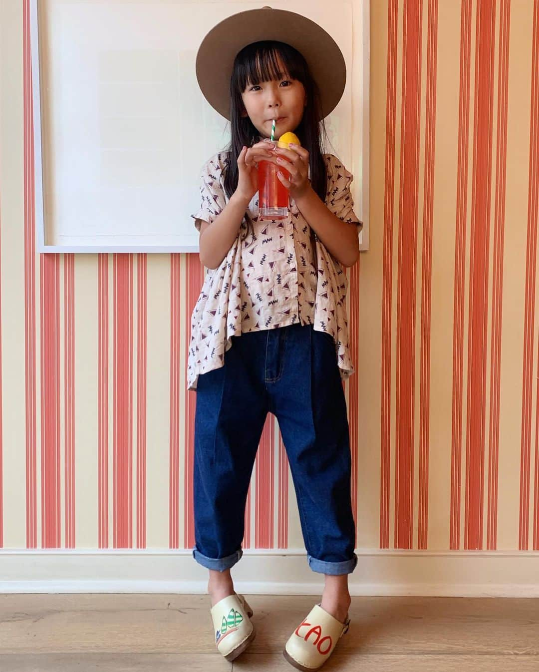 Zooey Miyoshiさんのインスタグラム写真 - (Zooey MiyoshiInstagram)「Mood 1 Mood 2... what’s your current mood ? 🤪 Top & jeans: @pepperkids.us  Hat: @janessaleone Sunnies: @wearesonsanddaughters Clogs: @alexandalexacom || @theanimalsobservatory」8月9日 6時42分 - zooeyinthecity