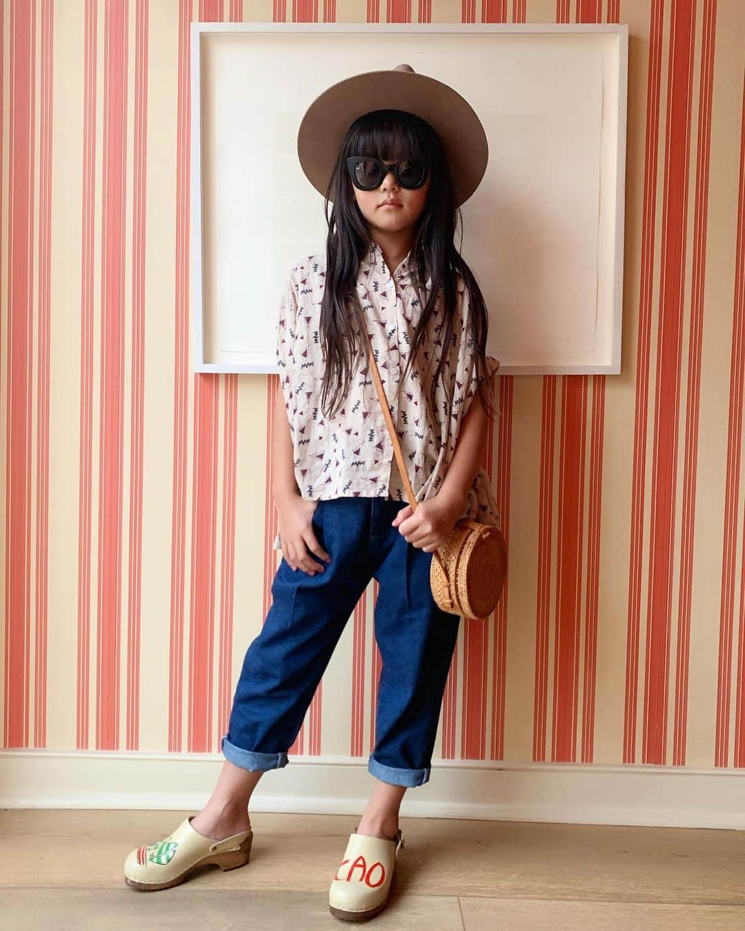 Zooey Miyoshiさんのインスタグラム写真 - (Zooey MiyoshiInstagram)「Mood 1 Mood 2... what’s your current mood ? 🤪 Top & jeans: @pepperkids.us  Hat: @janessaleone Sunnies: @wearesonsanddaughters Clogs: @alexandalexacom || @theanimalsobservatory」8月9日 6時42分 - zooeyinthecity