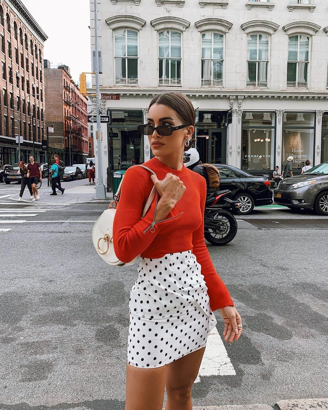 Camila Coelhoさんのインスタグラム写真 - (Camila CoelhoInstagram)「Red and polka dot kinda Thursday ❤️ What’s your favorite color? #ootd ———— Quinta de vermelho e POA! Qual sua cor favorita? #lookdodia」8月9日 6時54分 - camilacoelho