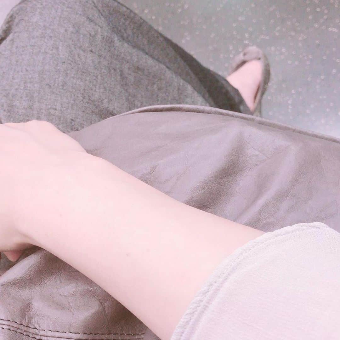 緒月遠麻さんのインスタグラム写真 - (緒月遠麻Instagram)「☺︎ 気がついたら 何もかもがグレー色だった事 ありませんか🤔 私は 本日でした。笑 ショッピング袋まで グレー。 #グレーな日 #ウルトラ🐨」8月9日 17時53分 - toma_ozuki