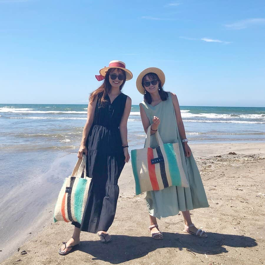 manamisotayutaさんのインスタグラム写真 - (manamisotayutaInstagram)「#海 🏖👙 毎年恒例 @mo_jimo_ji  ちゃんfamilyと#由比ヶ浜 🏖  今年は海もいつもよりきれいだぁ❤️ 魚🐟やカニ🦀もたくさんいて、はるちゃんや周りにいた方が捕まえてくれて✨ 娘たち大喜び😍  ほんと1日楽しかったなぁ❤️❤️ 娘、はるちゃんの娘ちゃんが大好きで、別れた後さみしぃって大泣き🤣 可愛かった🤣❤︎ 来年も一緒に海行きたいね🏖💕 残り少ない夏をまだまだ満喫したい❤️ ＊ ＊  #コーデ ❤︎ 私のワンピは @urs_official  娘のワンピは @gu_global  のだよ❤︎ はるちゃんとはおそろの @marni  #マルニ バッグ🛍❤︎ ＊ ＊ #ハットコーデ #リンクコーデ#ふたごコーデ #trip#海#親子リンクコーデ #リンクコーデ#sea#リゾート #カベジョ#gw_mag #アラサーコーデ #タビジョ#女子旅 #ママコーデ  #mamagirl #ponte_fashion #ルーファ #mineby3mootd #ママタビジョ#湘南#夏休み#summervacation」8月9日 17時46分 - manamisotayuta