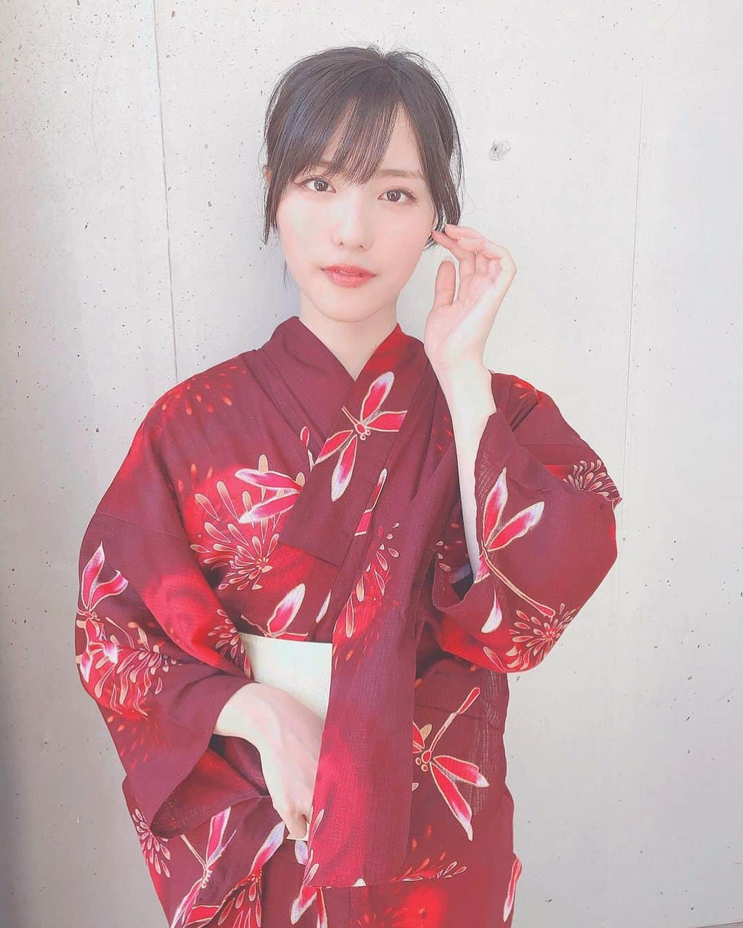 井尻晏菜さんのインスタグラム写真 - (井尻晏菜Instagram)「🤝 in  幕張メッセ﻿ 皆さんありがとうございました！﻿ ﻿ ﻿ 今日よく考えれば﻿ 平日でしたね！笑笑﻿ ﻿ 普通に土曜日だと思ってました﻿ ﻿ ﻿ ﻿ 浴衣祭りいかがでしたか？﻿ ﻿ 私は大好きな赤色の﻿ 浴衣を着れて幸せです☺️✨﻿ ﻿ いつも藍色とか深い緑とかが多かったから、女将感強かったけど赤色でも女将感強いみたいです！笑﻿ ﻿ ﻿ ﻿ おおきに〜﻿ おこしやす〜☺️☺️﻿ ﻿ ﻿ #握手会 #幕張メッセ」8月9日 17時46分 - ijirianna0120