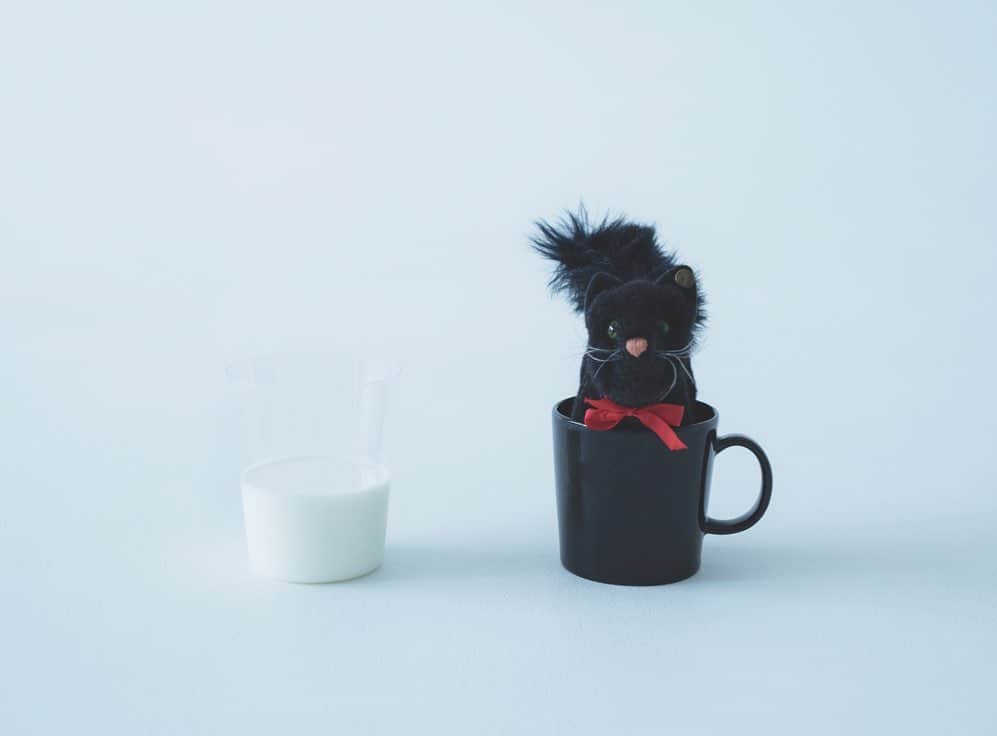 菊池亜希子さんのインスタグラム写真 - (菊池亜希子Instagram)「🥛&☕️ . . . nest Robeさんとの『わがままな別注』アイテム、本日より販売開始です。 . 朝起きて、あたりまえのように毎日飲むコーヒーや牛乳みたいに、なんにも考えずざぶっと着られていつもの生活にしっくり馴染むような、そんなデイリーアイテムを作りました。 . キリリと苦いブラックコーヒーのような深い黒色と、キンと冷えたミルクのような濃い白色。夏のモノトーンは、潔くて気持ちいい。 . とてもシンプルなアイテムだけど、着た時のシルエットに個性が出るように、ボリューム感にこだわりました。空気の含み方が、なかなかチャーミングな感じに仕上がったと思います。 . セットアップで着ても、それぞれ別々で着ても、シンプル+αのいい感じのバランス。 . パンツはフロントボタンだけどバックはギャザー仕様なので、脱ぎ履きラクチン！フーディーは日よけにも冷房よけにも使えて、なおかつ実用のために着てますっていう雰囲気にならない。密かにそこが今回の一番のポイントでした😇ショートカットは首が焼けるのでね、さっとかぶれるリネンのパーカーがずっと欲しかったのです〜！ . というわけで、リアルに欲しかったアイテムたちを作って頂きました。この夏、本当に毎日着ています。みなさまのワードローブにもきっとストンと馴染むアイテムじゃないかなと思いますので、是非チェックしてみてください。 . 詳細はプロフィールのリンクからどうぞ🐈 . . . photographs :  @tao_saori hair & make-up :@neosonkun  supported by @nest_robe」8月9日 17時48分 - kikuchiakiko_official