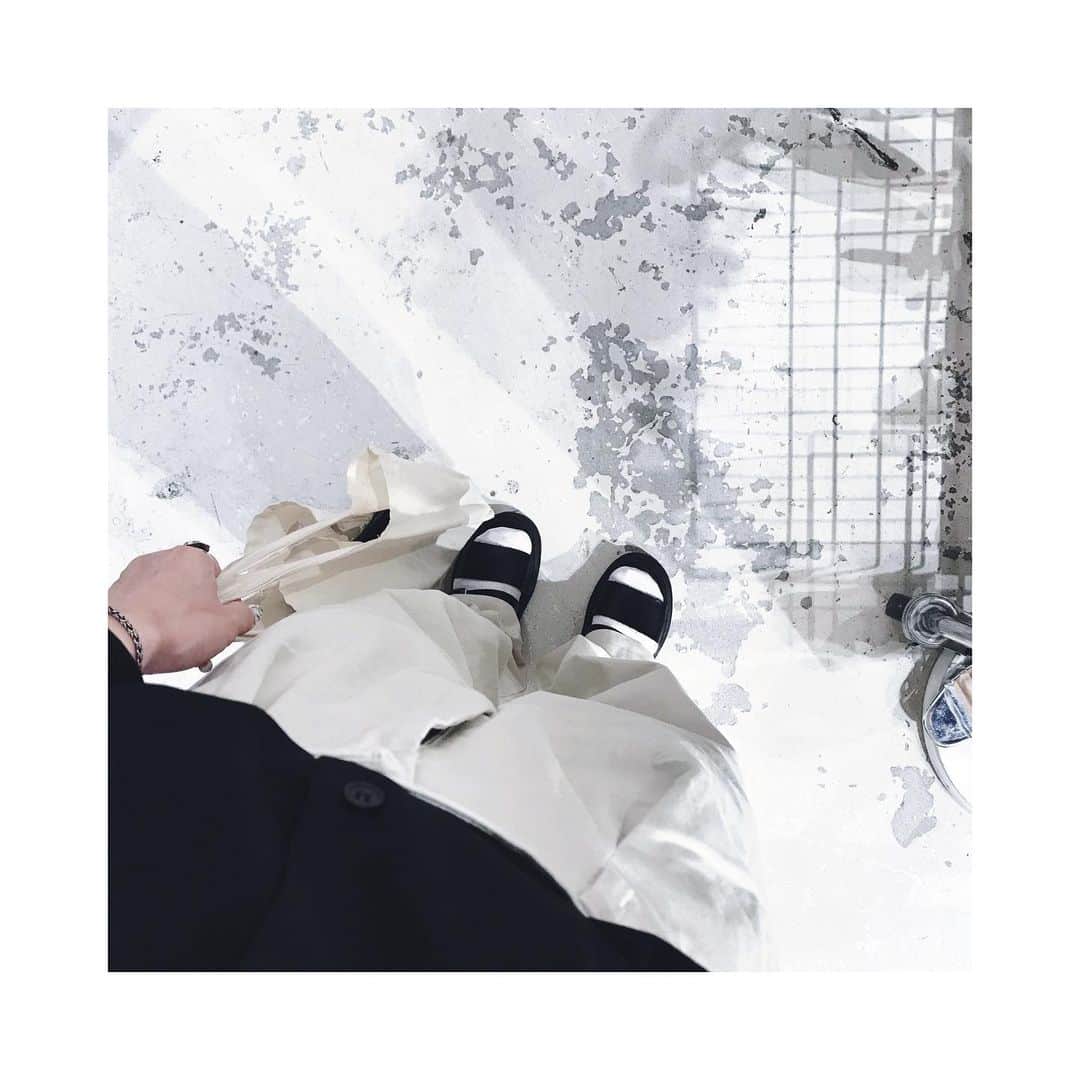 のインスタグラム：「. 暑い時こそ頼りになる #モノトーン」