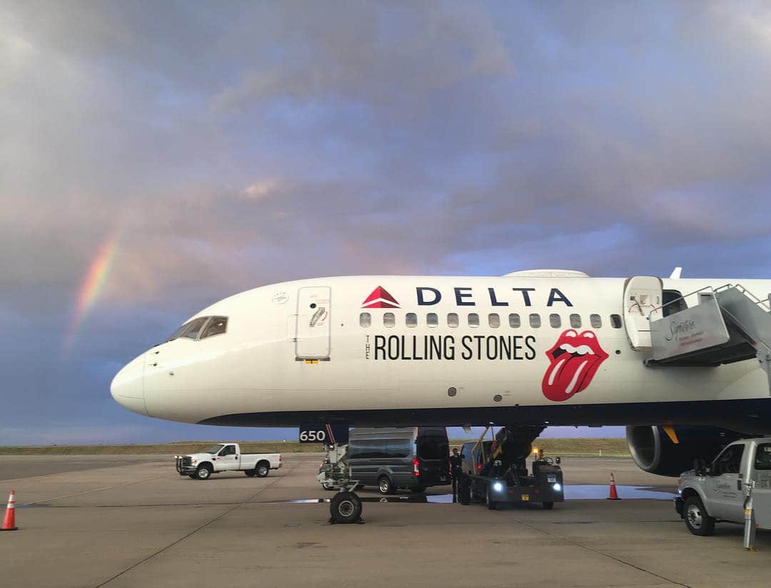 The Rolling Stonesさんのインスタグラム写真 - (The Rolling StonesInstagram)「She comes in colours everywhere... Denver welcomed us in with a rainbow 🌈 see you all tomorrow! #therollingstones #stonesnofilter #rainbow #tour #plane #usa #denver」8月9日 16時20分 - therollingstones