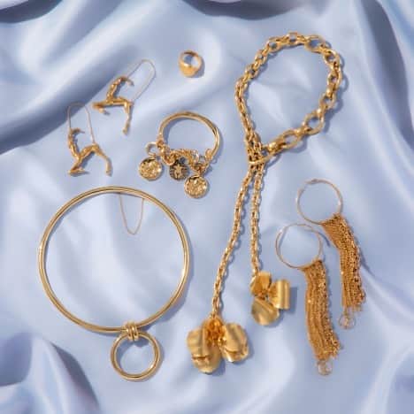 Fashion Headlineのインスタグラム：「ナチュラルなのに色っぽい、ラフだけど女っぽい。そんな旬のヘルシーなレディに似合う夏のゴールドジュエリーをピックアップ  Tシャツとデニムのカジュアルコーデに一点投入で、華やかさも、モード感もプラスできるイットなジュエリーをチェックして  詳しくは @fashionheadlinejpn にてチェック  photography #KazukiSato styling Mai Sakai ( @mp_maipu )  #ジュエリー #ゴールドジュエリー #ラテ肌 #ヘルシー #jewelry #gold #goldjewelry #ネックレス #ピアス #チョーカー #リング #バングル #dior #ディオール #burberry #バーバリー #bottegaveneta #ボッテガヴェネタ #fendi #フェンディ #givenchy #ジバンシィ #chloe #クロエ」