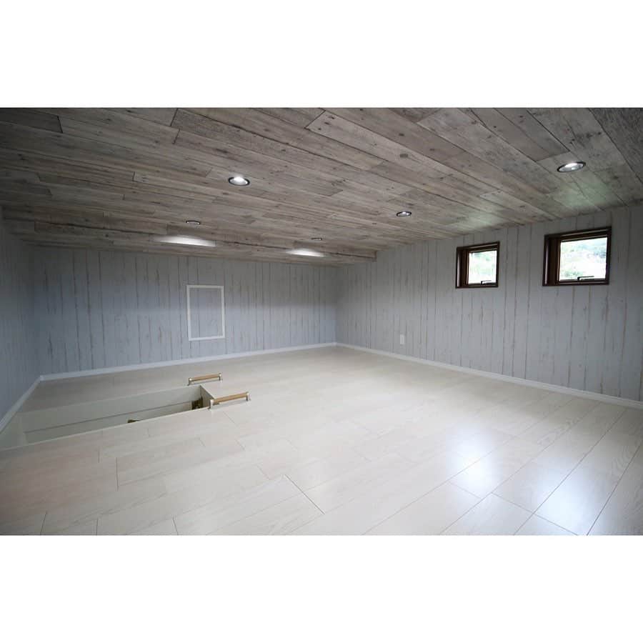 池田建設さんのインスタグラム写真 - (池田建設Instagram)「屋根裏収納✳︎ ・ リビングから繋がる はしごを登ると 広々収納スペース❇︎ ・ 収納はもちろん！ お子様の遊び場にも なりそうな 素敵な空間ですね☺︎♫ ・ #池田建設  #注文住宅  #屋根裏収納  #秘密基地  #吹き抜けリビング  #新築 #戸建  #マイホーム  #家づくり  #長崎 #諫早  #大村 #島原  #カメラマンsetoguchi」8月9日 16時21分 - ikeda_kensetsu