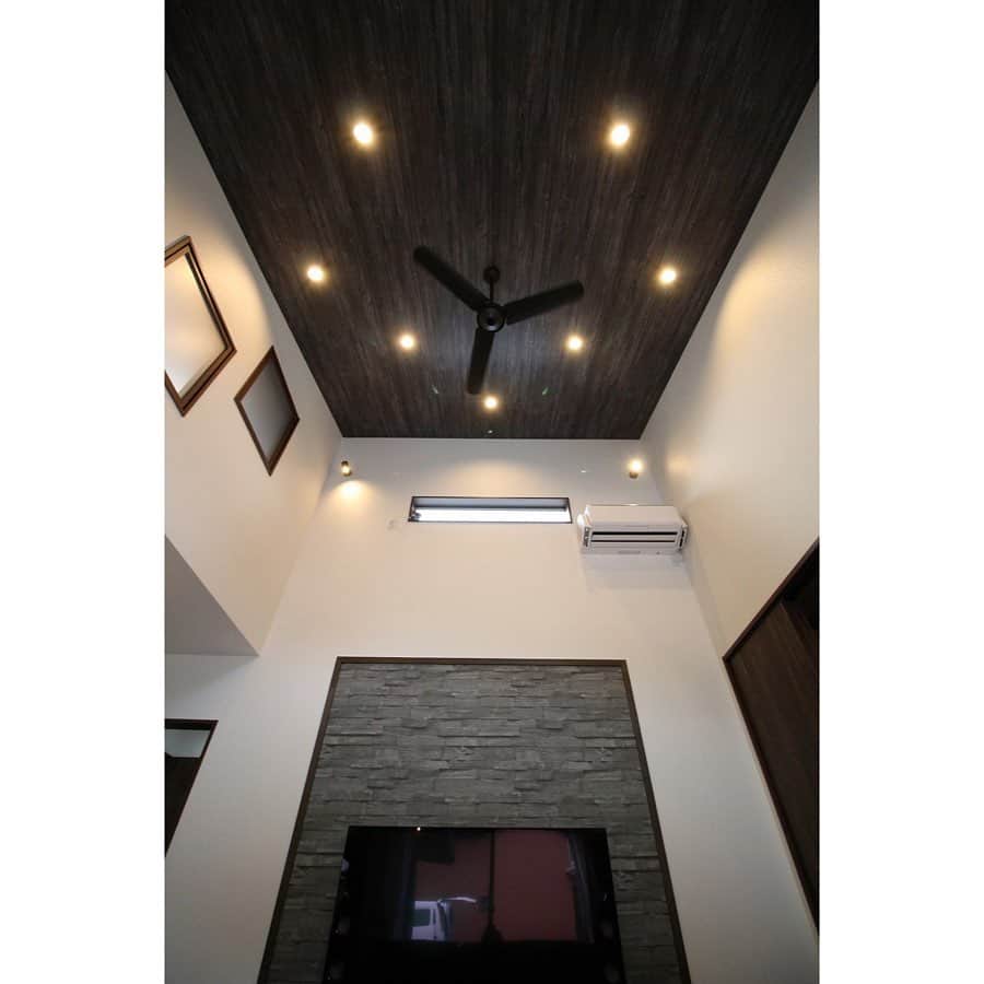 池田建設さんのインスタグラム写真 - (池田建設Instagram)「屋根裏収納✳︎ ・ リビングから繋がる はしごを登ると 広々収納スペース❇︎ ・ 収納はもちろん！ お子様の遊び場にも なりそうな 素敵な空間ですね☺︎♫ ・ #池田建設  #注文住宅  #屋根裏収納  #秘密基地  #吹き抜けリビング  #新築 #戸建  #マイホーム  #家づくり  #長崎 #諫早  #大村 #島原  #カメラマンsetoguchi」8月9日 16時21分 - ikeda_kensetsu
