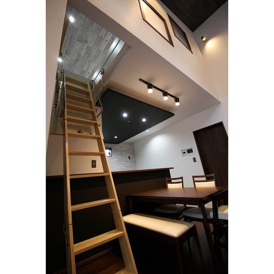 池田建設さんのインスタグラム写真 - (池田建設Instagram)「屋根裏収納✳︎ ・ リビングから繋がる はしごを登ると 広々収納スペース❇︎ ・ 収納はもちろん！ お子様の遊び場にも なりそうな 素敵な空間ですね☺︎♫ ・ #池田建設  #注文住宅  #屋根裏収納  #秘密基地  #吹き抜けリビング  #新築 #戸建  #マイホーム  #家づくり  #長崎 #諫早  #大村 #島原  #カメラマンsetoguchi」8月9日 16時21分 - ikeda_kensetsu