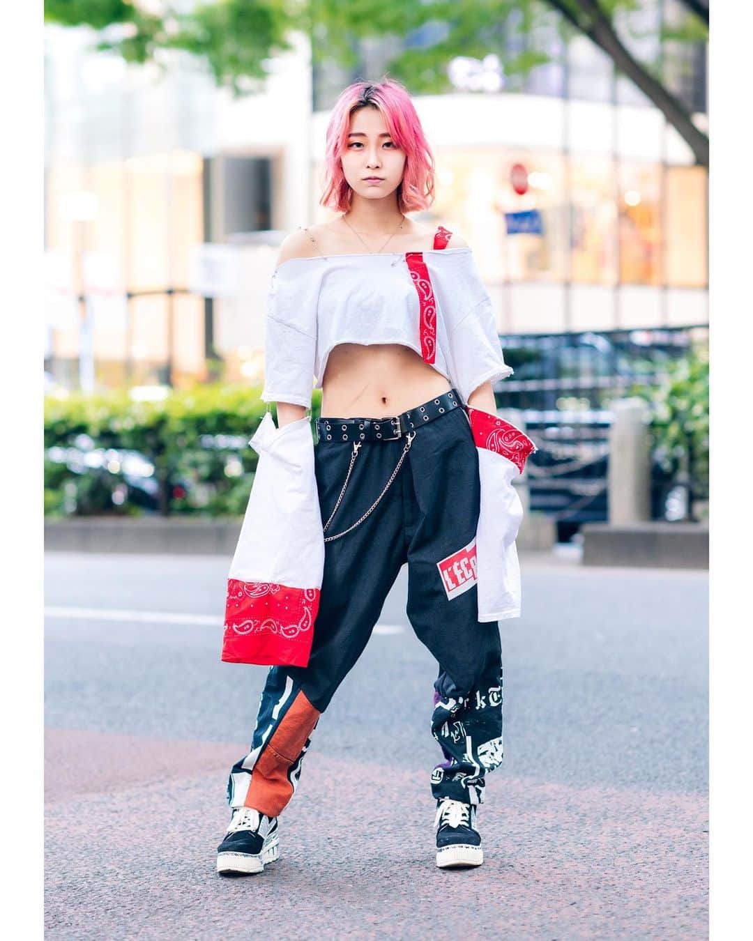 Harajuku Japanさんのインスタグラム写真 - (Harajuku JapanInstagram)「Pink-haired Chibisuke (@cbsk1327) on the street in Harajuku wearing a remake crop top with extra long cutout sleeves, remake pants by the Japanese brand Cote Mer, and platform sneakers.」8月9日 16時21分 - tokyofashion