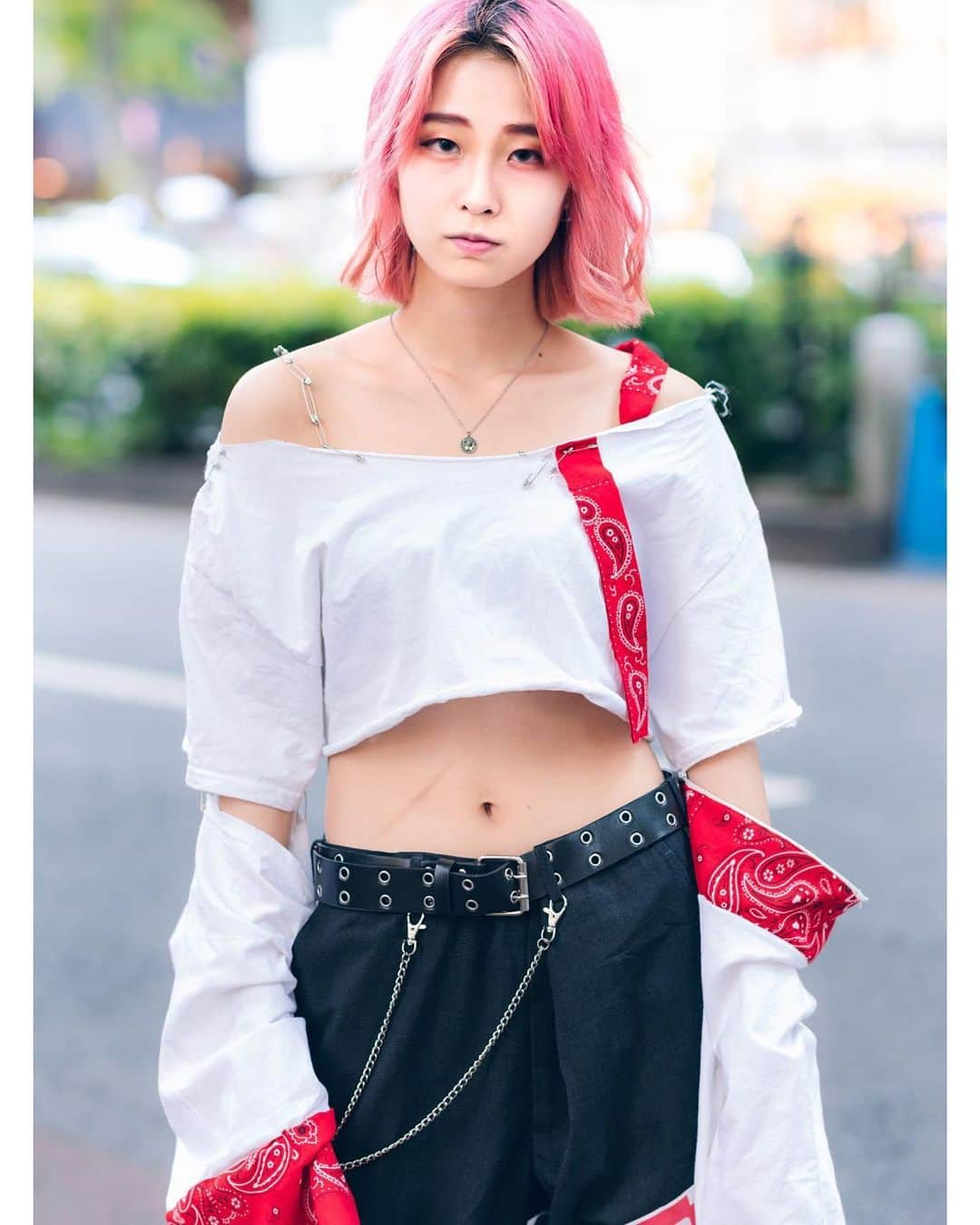 Harajuku Japanさんのインスタグラム写真 - (Harajuku JapanInstagram)「Pink-haired Chibisuke (@cbsk1327) on the street in Harajuku wearing a remake crop top with extra long cutout sleeves, remake pants by the Japanese brand Cote Mer, and platform sneakers.」8月9日 16時21分 - tokyofashion