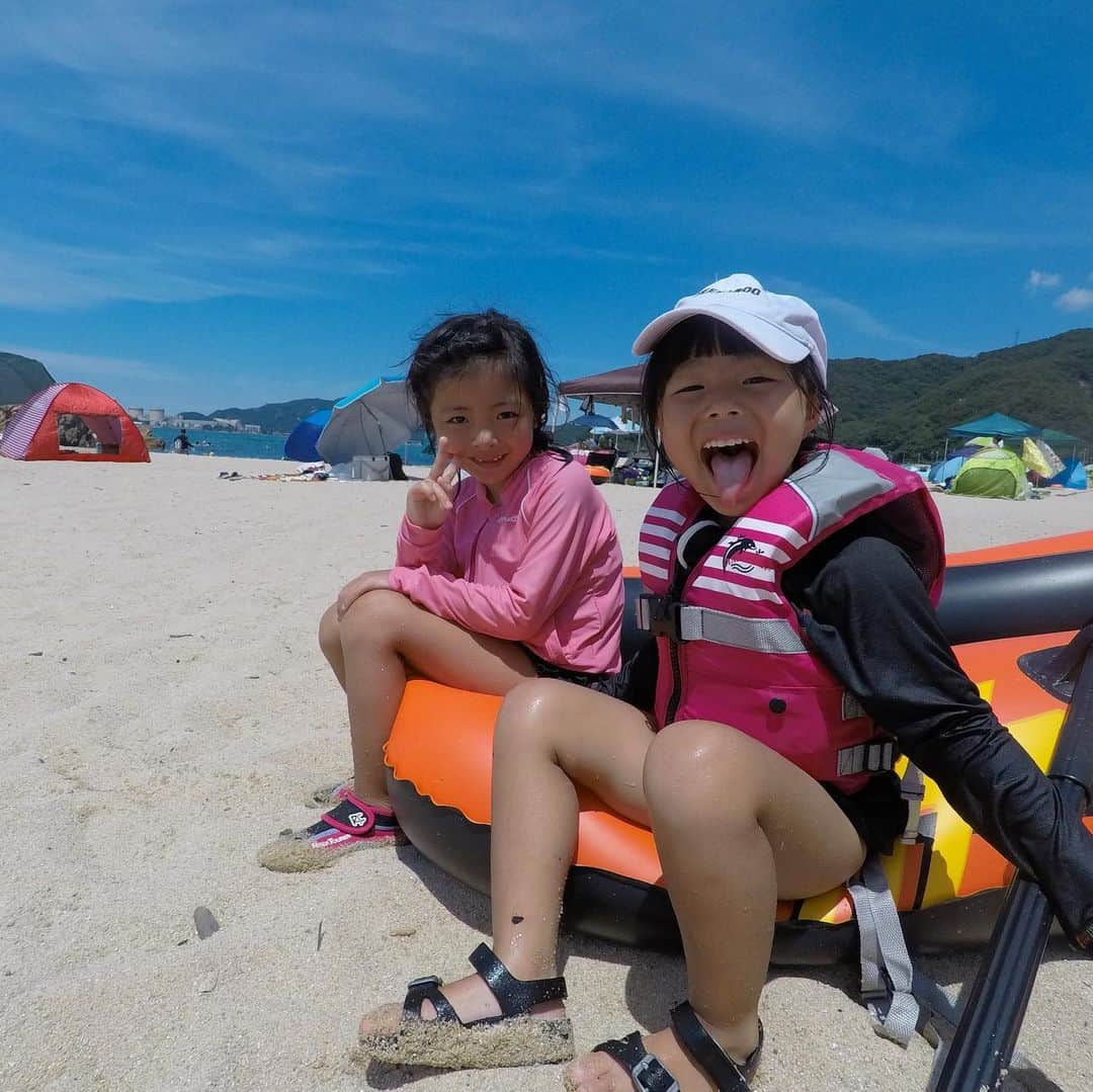 mocchiさんのインスタグラム写真 - (mocchiInstagram)「2019.08.09 こんにちは☀ ・ #海コーデ でリンクコーデ♡ ・ 泊まった旅館がご飯も美味しくて、景色最高だったー！！ ・ ・ おもや旅館ってところに泊まったよ♡ ・ ・ 民宿みたいな感じで綺麗なホテルとかじゃないけど 宿！って感じで良かった✨ ・ ・ ・ 海の時はいつもワンピ！ ・ ・ なぜなら、シャワーの後ノーパ〇でもバレないから← ・ ・ スポッと被るだけで着替え完了だしね。 ・ 楽な服装に限るよね～ ・ ・ ・ で、また明後日も海w ・ 連日の海で足の日焼けがヤバい。 ・ ・ 上はラッシュガード着てるからいーんだけど 足は日焼け止め塗ってもすぐに取れちゃうし😭 ・ 毎回毎回塗り直すのめんどくさいし← ・ ・ ・ レギンスみたいなラッシュガード履くべき？ ・ ・ 昔は紫外線のジリジリしてる感じが 焼けてるー！って感じがして嬉しかったのに 今はジリジリが恐怖でしかない👵🏿← ・ ・ 飲む日焼け止めが気になってるんだけどさ あれ、ほんとに効くのかな？ ・ 最新の物は疑ってかかるアナログ派← ・ ・ ・ 👧🏻 @branshes ・ ・ ・ #coordinate#kidsfashion#インスタキッズ#女の子ママ#姉妹#親バカ#リンクコーデ#ママコーデ#親子コーデ#親子リンク#親子リンクコーデ#お揃いコーデ#プチプラコーデ#シンプルコーデ#今日の服#キッズコーデ#お洒落さんと繋がりたい#ママリファッション ・ ・ ・ たまに質問貰うんですが、マジカルシェリーはMサイズ履いてます！ ・ あとよく、マジカルシェリー履いて痩せましたか？って聞かれるんだけど 正直履くだけでは痩せないと思います😂 ・ ただ、履いた瞬間お尻キュッ！ってなるから ほんとにオススメ👍 @majicalsherry_lme ・ ビフォーアフターはストーリーに載せたよ✌️」8月9日 16時30分 - mocchi_1126