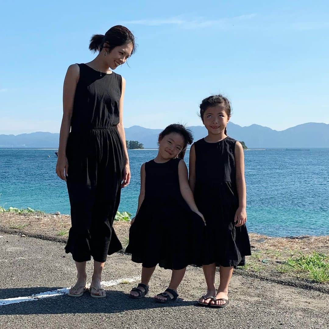 mocchiさんのインスタグラム写真 - (mocchiInstagram)「2019.08.09 こんにちは☀ ・ #海コーデ でリンクコーデ♡ ・ 泊まった旅館がご飯も美味しくて、景色最高だったー！！ ・ ・ おもや旅館ってところに泊まったよ♡ ・ ・ 民宿みたいな感じで綺麗なホテルとかじゃないけど 宿！って感じで良かった✨ ・ ・ ・ 海の時はいつもワンピ！ ・ ・ なぜなら、シャワーの後ノーパ〇でもバレないから← ・ ・ スポッと被るだけで着替え完了だしね。 ・ 楽な服装に限るよね～ ・ ・ ・ で、また明後日も海w ・ 連日の海で足の日焼けがヤバい。 ・ ・ 上はラッシュガード着てるからいーんだけど 足は日焼け止め塗ってもすぐに取れちゃうし😭 ・ 毎回毎回塗り直すのめんどくさいし← ・ ・ ・ レギンスみたいなラッシュガード履くべき？ ・ ・ 昔は紫外線のジリジリしてる感じが 焼けてるー！って感じがして嬉しかったのに 今はジリジリが恐怖でしかない👵🏿← ・ ・ 飲む日焼け止めが気になってるんだけどさ あれ、ほんとに効くのかな？ ・ 最新の物は疑ってかかるアナログ派← ・ ・ ・ 👧🏻 @branshes ・ ・ ・ #coordinate#kidsfashion#インスタキッズ#女の子ママ#姉妹#親バカ#リンクコーデ#ママコーデ#親子コーデ#親子リンク#親子リンクコーデ#お揃いコーデ#プチプラコーデ#シンプルコーデ#今日の服#キッズコーデ#お洒落さんと繋がりたい#ママリファッション ・ ・ ・ たまに質問貰うんですが、マジカルシェリーはMサイズ履いてます！ ・ あとよく、マジカルシェリー履いて痩せましたか？って聞かれるんだけど 正直履くだけでは痩せないと思います😂 ・ ただ、履いた瞬間お尻キュッ！ってなるから ほんとにオススメ👍 @majicalsherry_lme ・ ビフォーアフターはストーリーに載せたよ✌️」8月9日 16時30分 - mocchi_1126