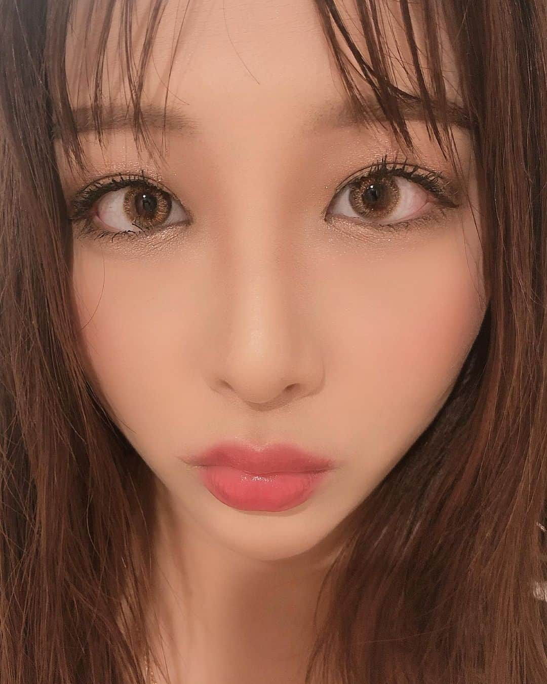 神宮 若奈さんのインスタグラム写真 - (神宮 若奈Instagram)「Korean Makeup💗💗💗 . . に挑戦したんだけど まったく理想とは違う仕上がりに😂 . 裸眼のサイズのまま キラキラのラメ発色になる カラコンをつけてメイクしたよ💖 . . でか目効果というよりも 色素薄い子みたいな感じになるから 外国人風メイクとか アンニュイな雰囲気になりたいときに 着けたら絶対可愛い💗💗💗 . 2枚目はドアップなので 気をつけてねwww . . 新しい髪色も可愛いし カラコンとの相性最高💖 . 今回使用したカラコンはいつも愛用している #クララコンタクト の #ジュエルブラウン だよ！ 着色直径13mm . よかったら参考にしてね！ でか目にならないから男の子も使えそうだよね！ . @claracontact . #jewelbrown #claracontact #ハーフ顔 #外国人風メイク #ハーフ風メイク #makeup #cosme #韓国風メイク  #Koreanmakeup #整形メイク #メイク #美容マニア #コンタクト #カラコン #ゲキ盛れ #可愛い #love #instagood #like #kawaii #wakanastyle #wakanabody #sexy  #adidas #gym #bodymake #巨乳 #巨乳族」8月9日 16時33分 - jinguwakana