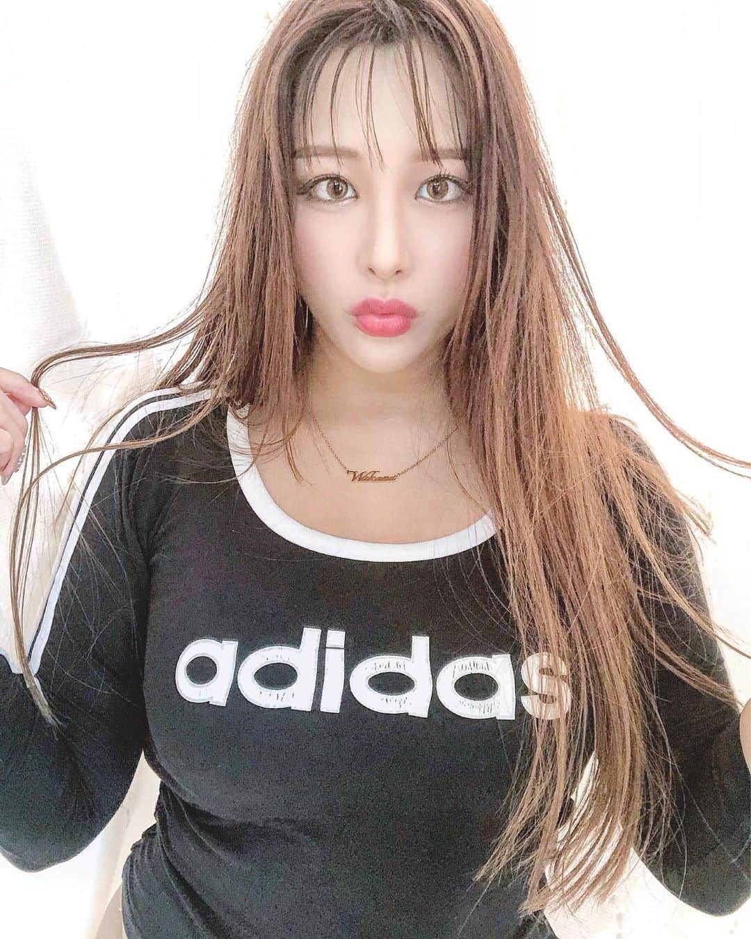 のインスタグラム：「Korean Makeup💗💗💗 . . に挑戦したんだけど まったく理想とは違う仕上がりに😂 . 裸眼のサイズのまま キラキラのラメ発色になる カラコンをつけてメイクしたよ💖 . . でか目効果というよりも 色素薄い子みたいな感じになるから 外国人風メイクとか アンニュイな雰囲気になりたいときに 着けたら絶対可愛い💗💗💗 . 2枚目はドアップなので 気をつけてねwww . . 新しい髪色も可愛いし カラコンとの相性最高💖 . 今回使用したカラコンはいつも愛用している #クララコンタクト の #ジュエルブラウン だよ！ 着色直径13mm . よかったら参考にしてね！ でか目にならないから男の子も使えそうだよね！ . @claracontact . #jewelbrown #claracontact #ハーフ顔 #外国人風メイク #ハーフ風メイク #makeup #cosme #韓国風メイク  #Koreanmakeup #整形メイク #メイク #美容マニア #コンタクト #カラコン #ゲキ盛れ #可愛い #love #instagood #like #kawaii #wakanastyle #wakanabody #sexy  #adidas #gym #bodymake #巨乳 #巨乳族」