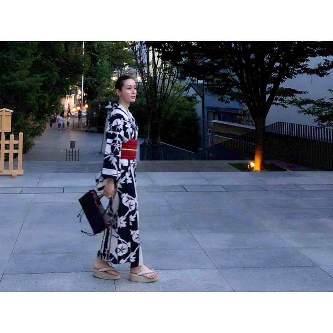 竹中友紀子さんのインスタグラム写真 - (竹中友紀子Instagram)「#大人の浴衣  #浴衣で街歩き  15年ほど前、着付け習いたての頃に買った浴衣。 確か帯とセットで3000円くらい^ ^ いいお品とは言えませんが、柄が気に入っていて今もこうして大切に着ています。 帯は先日と同じ #壱の蔵 さんの #博多帯 。」8月9日 16時43分 - yukikotakenaka_official