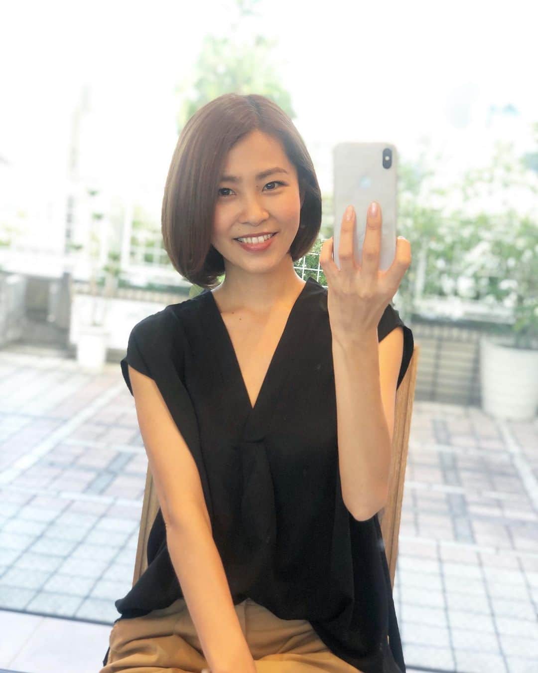 のインスタグラム：「髪の傷み具合が半端なくてsheta で @oggiotto トリートメント。気がつけばこの1年仕事で髪いじりすぎた。ネオソバージュからショートまでいろんなヘアスタイルしたな… そりゃ傷むはずだわ。今日は洗い流さないトリートメントも買ってきた。髪はシミやシワより年齢が出るからね。私の中では超メンテ重要。本当はカラーもしたかったけど、再来週と月末の撮影に合わせたいから、来週にするわ。 . @sheta_tokyo #表参道シータ #表参道 #ヘアサロン #美容院 #美容室 #表参道美容室 #表参道美容院 #表参道ヘアサロン #トリートメント」