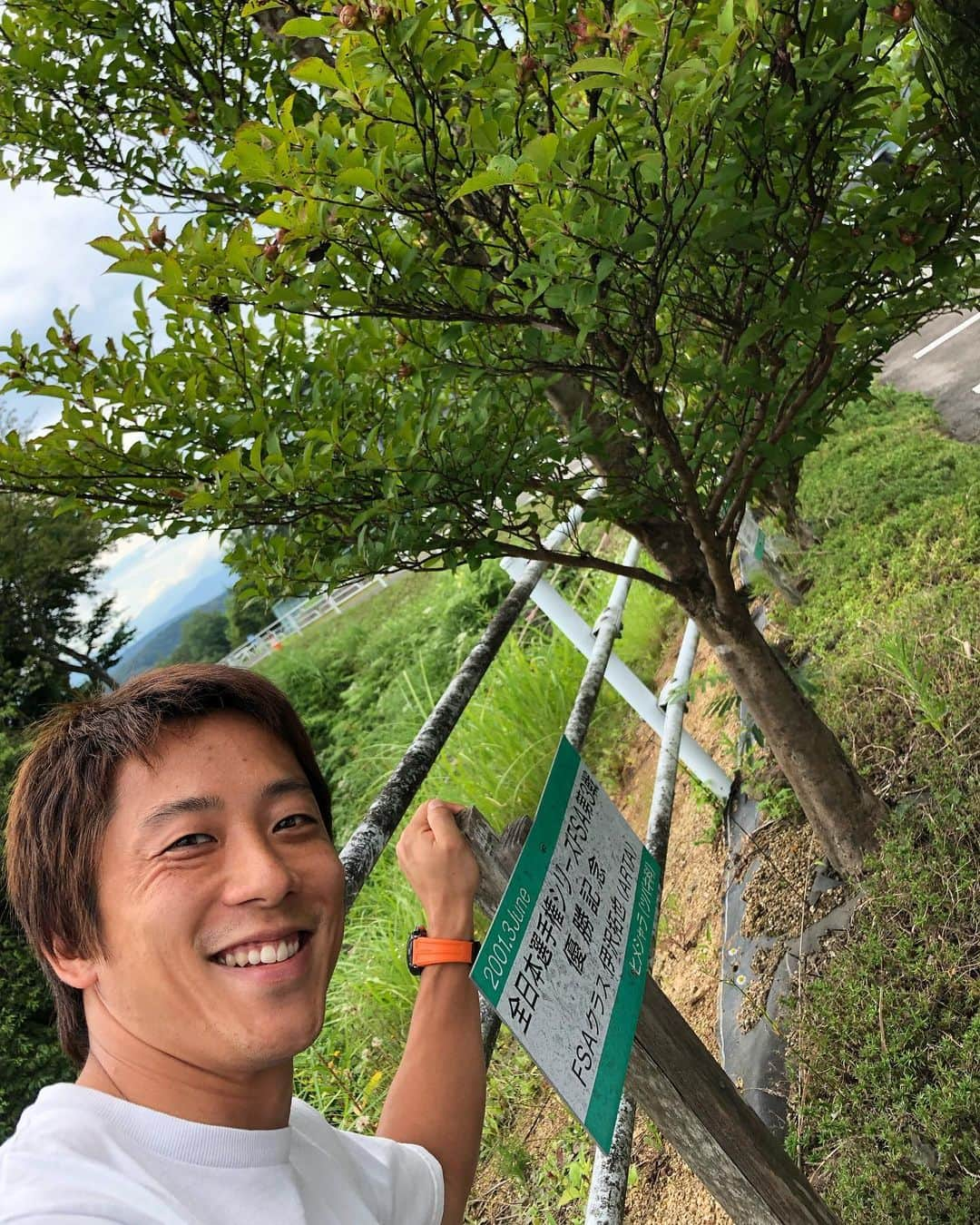 野尻智紀さんのインスタグラム写真 - (野尻智紀Instagram)「菅生着 伊沢さんの記念樹があるのは知っていましたが、場所すら知らず…😅 今更ながら記念樹に会ってきました😂  この記念樹の優勝したFSAというカートのトップカテゴリー、僕はジュニア選手権に出ていて現場にいました。カートのプロと言えるベテラン選手がたくさん出場している中での優勝。 すごいなぁ、あんなふうになれるのかなぁ？と見ていた。  ような気がします…🤔 んー、オートバックスカラーの伊沢さんが走っていたのは確実に覚えています。  ということで明日からの菅生テスト、チームと伊沢さんと力合わせて頑張ります。」8月9日 16時47分 - tomoki_nojiri