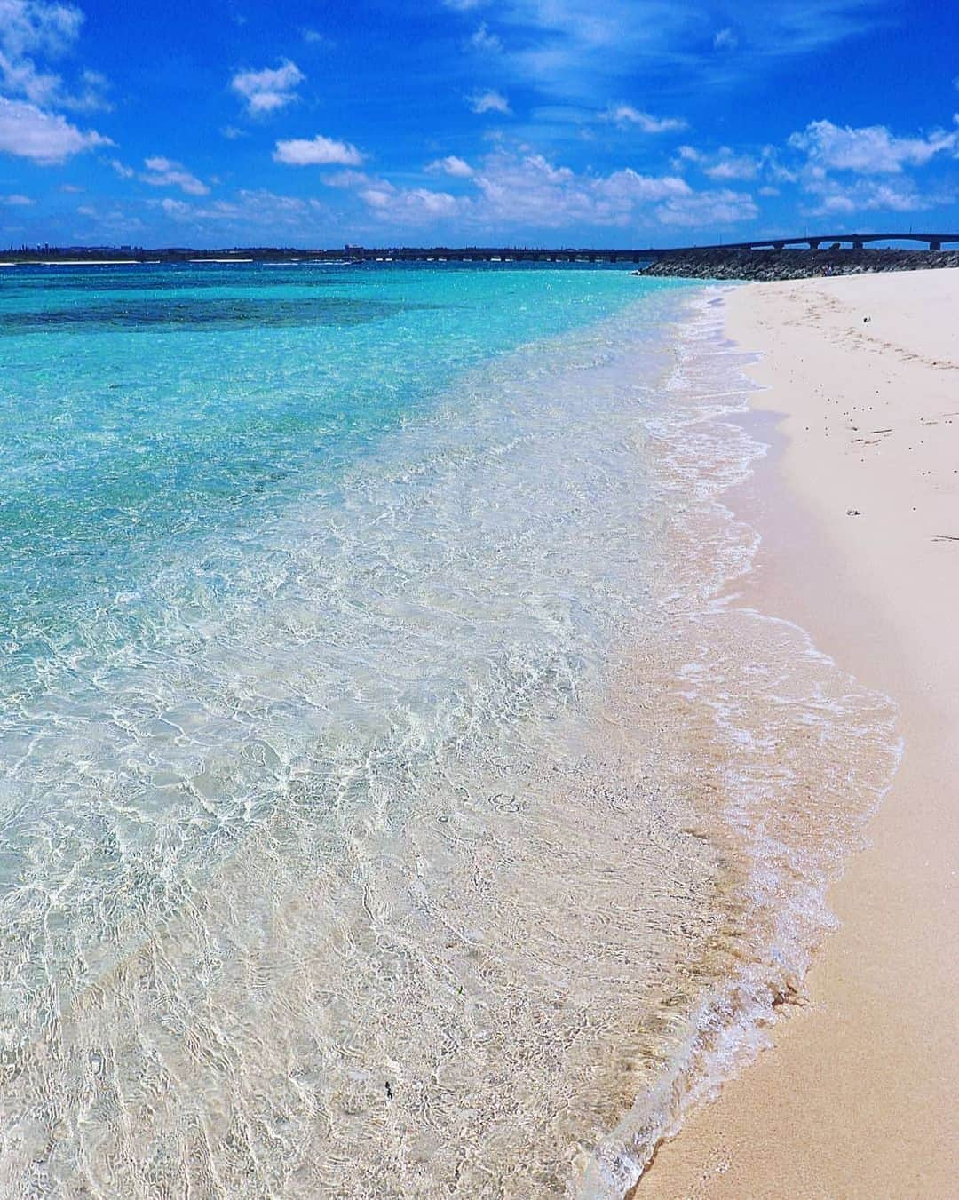 Be.okinawaさんのインスタグラム写真 - (Be.okinawaInstagram)「Come witness the true beauty of Kurima Island's crystal-clear waters! 📷:@myk_j.3rd  #kurimaportbeach #kurimaisland #來間港海灘 #來間島 #구리마항비치 #구리마섬 #来間港ビーチ #来間島 #bridge #crystalclearwater #beokinawa #visitokinawa」8月9日 16時49分 - visitokinawajapan