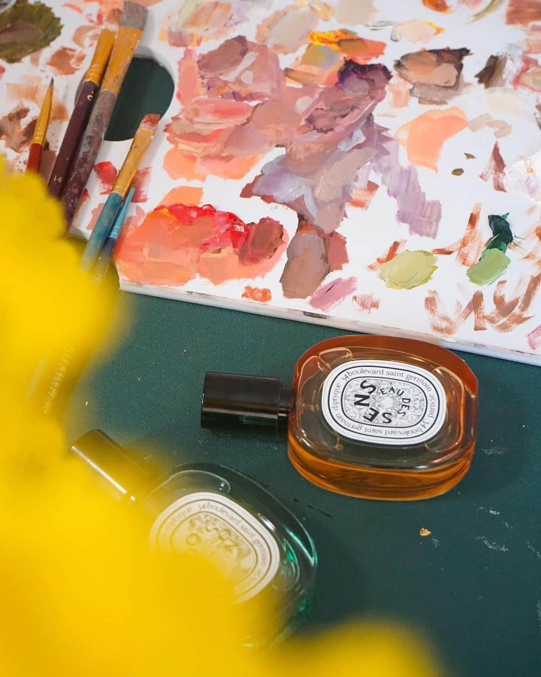 のインスタグラム：「Just as complementary colours, Eau des Sens and Do Son highlight each other's scent. #diptyque #scentpairing #doson #eaudessens」