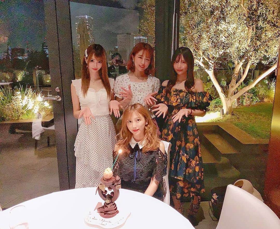 のインスタグラム：「かなみちゃんハッピーバースデー🎂🎉🎁💐🎀👏🎊💕 1枚目驚く程画質悪いけど許して笑  ミッドタウンのレストランで食事会🍽💓✨ 可愛かったし美味しかった💖  おめでとうー💖  お洋服は @jolie.select のトップスに @nn___official のスカート💓  #誕生日#お誕生日#誕生日ご飯 #ミッドタウン#友達」