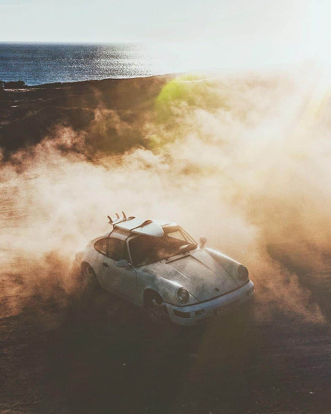 Porscheさんのインスタグラム写真 - (PorscheInstagram)「True sport fanatics don’t wait for the dust to settle. #Porsche #PorscheMoment #911 #Carrera (📸: @despiritosanto)」8月9日 17時00分 - porsche