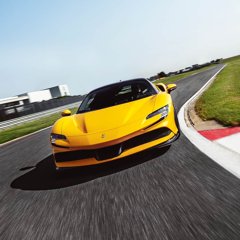 フェラーリさんのインスタグラム写真 - (フェラーリInstagram)「Make the most out of every second with the #FerrariSF90Stradale. The seamless flow between its formidable V8 and three electric motors makes for a harmonious blend of performance and driving-pleasure. #Ferrari #CarsWithoutLimits #Adrenaline #LuxuryCars」8月9日 17時00分 - ferrari