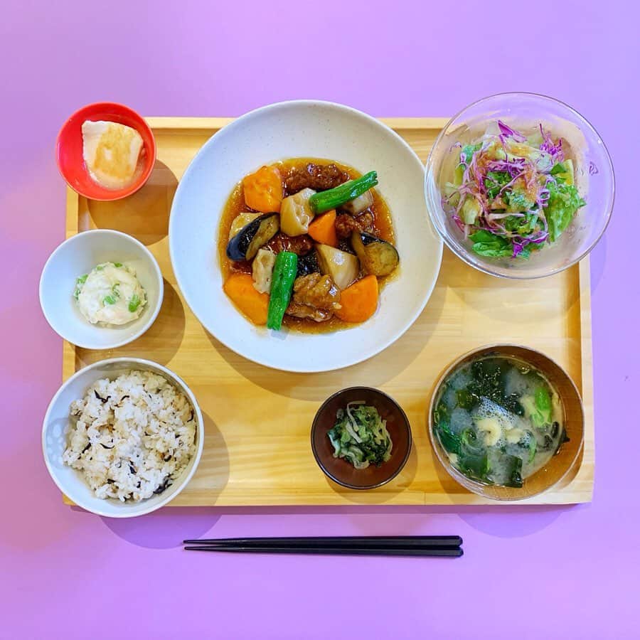 のインスタグラム：「﻿ ﻿ 夏でも冷えは女の子の大敵🙅🙅﻿ しっかり栄養のあるごはんを食べて、体の中からキレイになろう✨﻿ ﻿ みんなにおすすめしたいごはんはこちら💡『ごろごろ根菜と豚肉の黒酢ソース定食』❣﻿ たっぷりの根菜が夏のクーラーで冷えた体を中から温めてくれるよ💖﻿ ﻿ ﻿ 美肌づくりに欠かせない黒酢は、エネルギー代謝も手伝ってくれるダイエットの強い味方💯﻿ ﻿ 栄養満点ごはん、みんなで美味しくいただきますっ🙏🍚🍚💖﻿ ﻿ ﻿ ＊ごろごろ根菜と豚肉の黒酢ソース定食 ¥1,100＋tax﻿ ﻿ ﻿ ------------------------﻿ おぼんdeごはん﻿ 新宿ミロード　9F﻿ 11:00～23:00﻿ 03-3349-5883﻿ ------------------------﻿ ﻿ #黒酢#豚肉#野菜たっぷり#ごろごろ#根菜#定食#お腹すいた#おなかすいた#ヘルシーメニュー#ヘルシーランチ#新宿グルメ#新宿ランチ#新宿ディナー#炭水化物#米派#ヘルシー#🍚#いただきます#黒酢#栄養満点#ダイエット#栄養たっぷり#新宿ミロード#新宿#shinjuku#shinjukustation#tokyoshopping」