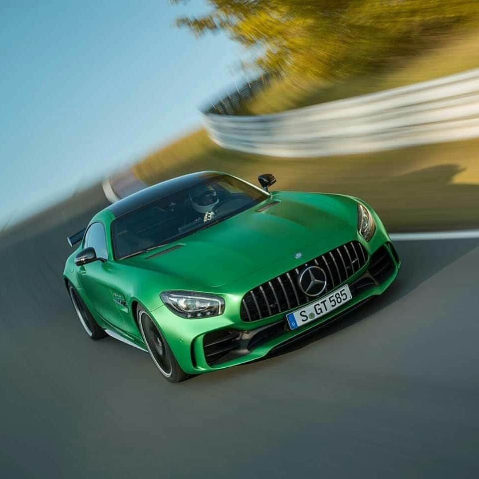 Mercedes-Benz Thailandさんのインスタグラム写真 - (Mercedes-Benz ThailandInstagram)「อีกหนึ่งจุดเด่นของสุดยอดรถสปอร์ต Mercedes-AMG GT R คือระบบควบคุมการเลี้ยวด้วยล้อหลัง AMG rear axle steering ที่ถูกสร้างขึ้นจากเทคโนโลยีในสนามแข่ง ซึ่งล้อหลังจะทำการปรับองศาตามความเร็วเพื่อช่วยรักษาเสถียรภาพของรถให้ไม่เสียการทรงตัวในขณะที่คุณเข้าโค้ง ทำให้คุณควบคุมทิศทางของรถได้อย่างแม่นยำ และปลอดภัยมากยิ่งขึ้น  สัมผัสที่สุดแห่งสมรรถนะของ Mercedes-AMG GT R ได้ที่: www.mercedes-benz.co.th/AMG-GTR  #MercedesAMG #AMG #GTR #MercedesBenzThailand #GTFamily #DrivingPerformance #Power #Passion #Luxury」8月9日 17時05分 - mercedesbenzthailand