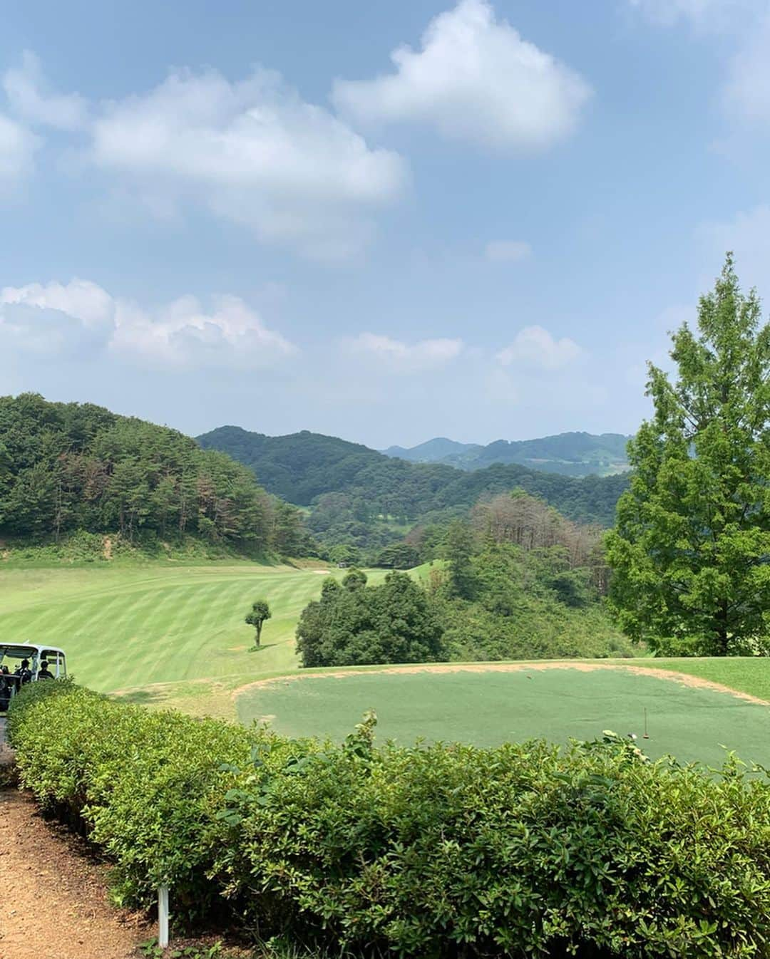 奥山夏織さんのインスタグラム写真 - (奥山夏織Instagram)「先日ありちゃんと一緒に初ラウンドに行ってきました✨🏌️‍♀️✨場所は#大平台カントリークラブ ❣️意外と若い人が多いところで、プレイ費も良心的でした💓 ・ この時期の炎天下の中でやったので、かなり体力消耗しましたが楽しかった〜❣️あとこの日のスコアは104とまぁまぁでよかった😂笑 ・ とりあえず、1番最後のありちゃんの最終ショットの動画を見ていただきたい💓笑音ありで笑 ・・・ #ゴルフウェア #ゴルフウェアコーデ #golf #golf女子 #golfcoordinate #golfwear #ゴルフ女子 #ゴルフ女子コーデ #ゴルフ#ゴルフ日和 #ゴルフ好きな人と繋がりたい #🏌️‍♂️‍♀️ #⛳️ #ちゃぉりgolf #インスタゴルフ #インスタゴルフ女子」8月9日 17時08分 - okuyama_kaori