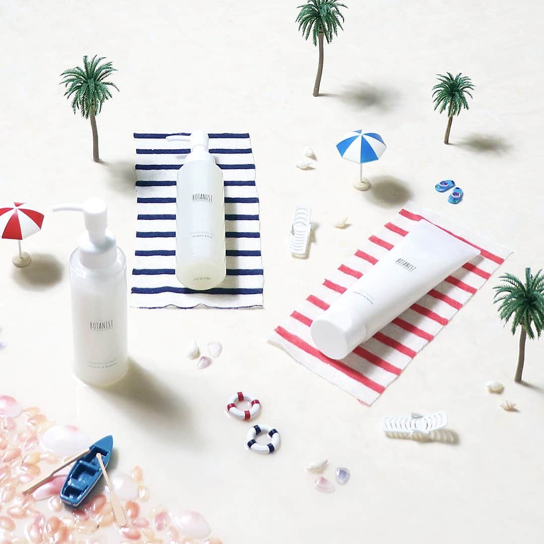 のインスタグラム：「夏、楽しんでいますか？ 海にsummerフェス、お祭りなど、夏ならではの楽しみはまだまだたくさん！  特に日焼けをしやすい夏は、日焼け止めをたっぷり塗るだけでも肌に大きな負担がかかります。大切な肌にとって、なるべくやさしいスキンケアにしたいものですね。  今年の夏もたっぷり遊んで、丁寧なケアを心がけましょう♪  さて、ここでクイズです！ 「夏」を何回言ったでしょうか？🤗 ⠀ ⠀ Are you enjoying the summer? There is still time to enjoy summer festivals and other summer activities! Nevertheless essential, applying lots of sunscreen during this summer season can put a lot of strain on your skin. It’s important to choose a sunscreen that remains gentle on your skin.  Take care of your summer skin while enjoying yourself to the fullest.  Quick quiz question! How many times did we mention ”summer” in this text?  #ボタニスト #botanisttokyo #ボタニストトウキョウ ⠀ 🗼@botanist_tokyo 🌍@botanist_global 🇨🇳@botanist_chinese 🇰🇷@botanist_korea」