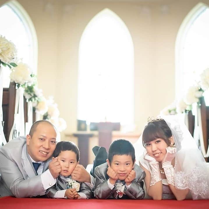 ホテルモントレウェディング【公式】 のインスタグラム：「♥ ￣￣￣￣￣￣￣￣￣￣ @montereyweddingをフォローして 『 #モントレ花嫁 』『 #ホテルモントレ』の タグをつけて投稿してくださいね＊*. . ホテルモントレ ラ・スール大阪 @lasoeurosaka_weddingの #卒花嫁 @_kana_weddingさまより 素敵なお写真をリグラムさせていただきました！ ・ とっても素敵なファミリーフォト♡ ご家族の『絆』を感じる一枚。 いつでも皆さまでモントレへお越しくださいね* ・ ◆ホテルモントレ公式HPはこちら* https://www.monterey-wedding.jp ・ #モントレ #モントレ花婿  #プレ花嫁 #卒花 #marry花嫁 #dressy花嫁 #farnyレポ #プラコレ ﻿#maricuru #dressy花嫁 #日本中のプレ花嫁さんと繋がりたい #ウエディングニュース #flower #ウェディングドレス #dress #結婚式 #披露宴 #結婚式場 #2019年秋婚 #2019年冬婚 #ホテルモントレラスール大阪  #ラスール大阪 #大阪 #挙式 #ceremony #チャペル #教会式」