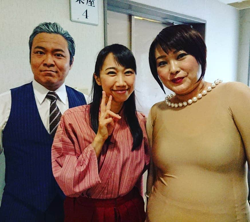 高井俊彦さんのインスタグラム写真 - (高井俊彦Instagram)「【２０１９年新喜劇４０発目✨】 高槻現代劇場で辻本座長新喜劇😃✌️ 花月旅館オーナー役✨ サキ、友梨の家族でパシャリ📷✨ 暑かったので、劇場近くのお店で８００円のバナナジュース飲みました🎶  晩飯抜きやなこれわ💦」8月9日 17時27分 - takai_toshihiko