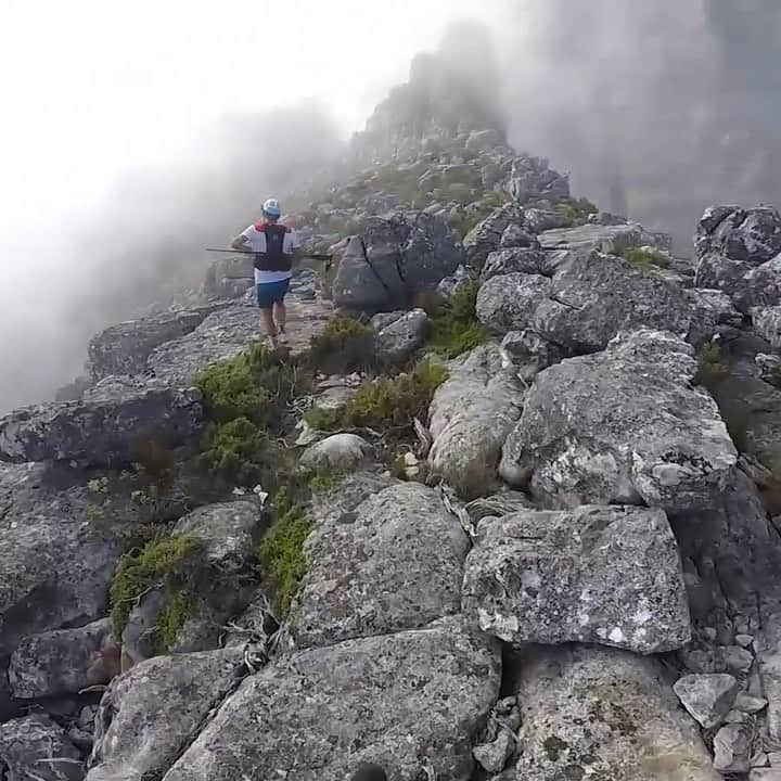 レッドブルのインスタグラム：「acrophobia has entered the chat. 🏃‍♂: @ryansandes vs. Jonker's Ridge, SA 🧗 #heights #mountains #capetown #southafrica #action #redbull」