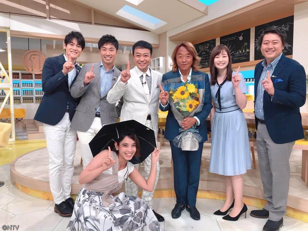 日本テレビ系『シューイチ』さんのインスタグラム写真 - (日本テレビ系『シューイチ』Instagram)「. 明日、8月10日は北澤豪さんの51回目の誕生日🎂 先週の放送終わりにお祝いしました🥂 . こうして並んでみると、 やっぱり北澤さんダントツで黒いですね…😅 . 2枚目、日差し対策バッチリの子が滑り込みました📸 . #中山秀征 #北澤豪 #上重聡#佐藤義朗#安村直樹#岩田絵里奈 #安田サラ #シューイチ#shu1tv」8月9日 17時27分 - shu1tv