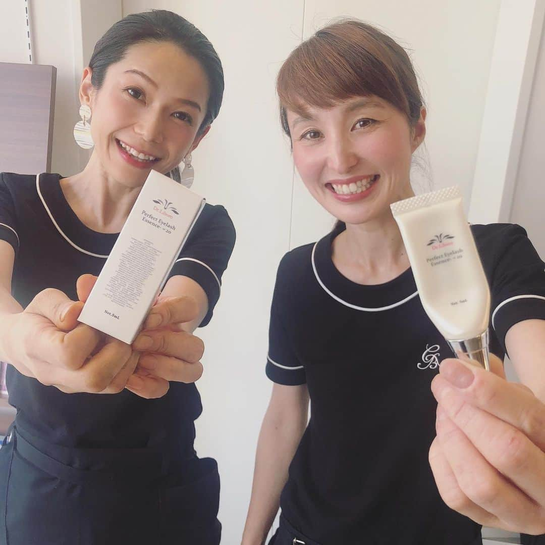 美髪クリニックさんのインスタグラム写真 - (美髪クリニックInstagram)「美髪クリニックスタッフにも愛用者多数！ . まつ毛美容液「パーフェクトアイラッシュエッセンス」。究極のアンチエイジング美容液とも呼ばれる"幹細胞培養液"を贅沢に20%も高濃度に配合♡  詳しくはブログでもご紹介しています＊ https://goo.gl/2zrXHb ・ . <item> ドクターリボーン パーフェクトアイラッシュエッセンス 5ml ¥7,800＋tax ・ ・ #美髪クリニック #グランビューティー #granbeauty #まつ毛美容液 #まつげ美容液 #パーフェクトアイラッシュエッセンス #アイラッシュエッセンス #まつ育 #ヒト幹細胞培養液 #幹細胞培養液 #再生医療 #Drリボーン #ドクターリボーン #大阪 #心斎橋 #osaka #shinsaibashi #大阪美容室 #大阪ヘアサロン #hair #hairstyle #instahair #hairsalon」8月9日 17時20分 - bigamiclinic