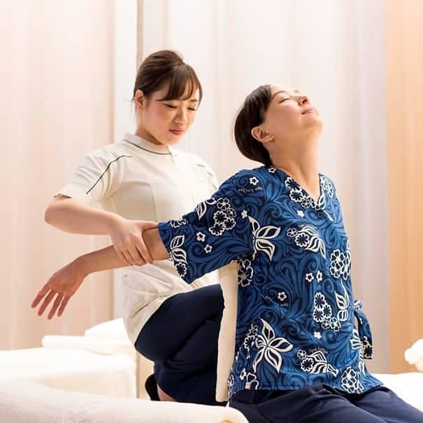 スパ ラクーア公式のインスタグラム：「. ／ スパ ラクーア女性館内着🌊 ～カシュクールタイプ～ ＼ . スパ ラクーア館内をお過ごしいただく館内着のご紹介🌴 最後は、2017年の大規模改造の際にリニューアルしたカシュクールタイプ✨ . 落ち着いた色味のトーンなので、よりリラックスしながら“いつものワタシ”のままで館内をお過ごしいただけます♪ . このタイプの人気の理由は、何といってもガウチョタイプのボトムス👖お風呂上がりや汗をかいた際にも張り付かずにゆったり履ける他、脚のラインを気にすることもありません💡 . また、こちらの館内着には制電糸が織り込まれているだけでなく、｢綿竹繊維｣を使用しているため、抗菌防臭効果もあるんです✨ . ゆったり落ち着いて館内を過ごしたい💤という方、一度カシュクールタイプの館内着をお試しください🌼 . こだわりが詰まったスパ ラクーアの女性館内着💐その日の気分に合わせて、オシャレで快適な館内着スタイルをお楽しみください♪ . #スパラクーア #スパ #ラクーア #温泉 #サウナ #アウフグース #岩盤浴 #温活 #サ活 #デトックス #リラックス #館内着 #リニューアル #オシャレ #夏休み #猛暑 #避暑地 #リゾート  #ワタシのためにひと肌ぬごう」