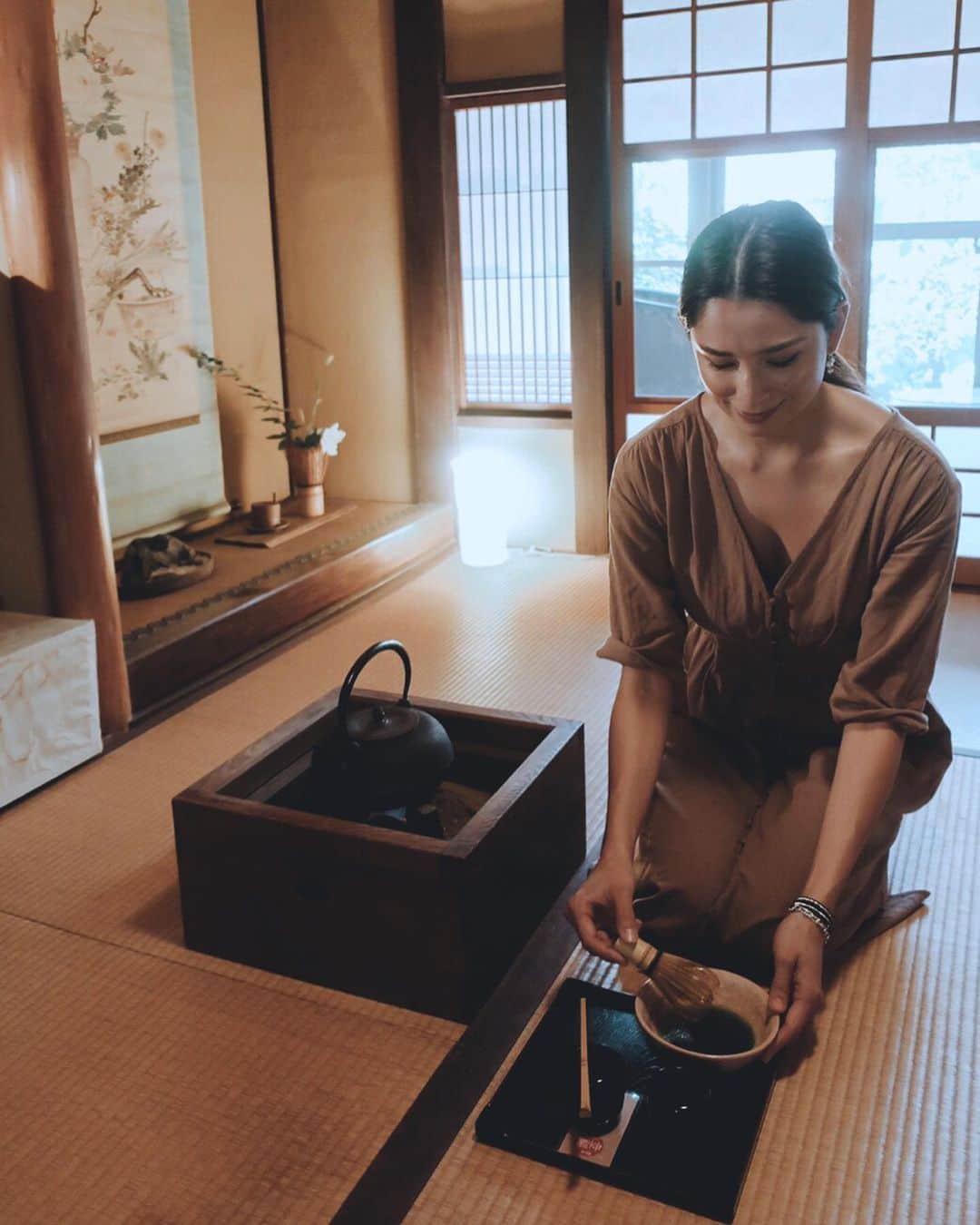 ケリーさんのインスタグラム写真 - (ケリーInstagram)「京都で初めて自分でひいた 抹茶を頂く茶道体験🍵💚 ・ 抹茶にカテキンが豊富で他にも含まれてるビタミンCは 熱に強いので期待できる美容効果がたくさんあります。 ・ 日本のスーパーフードですね🎌 ・ 京都の抹茶を買って帰ってこれから 自宅でも飲んでみようと思います😌🍃 ・ Beautiful Matcha Ceremony in Kyoto⛩🍵🍃 ・ #kyoto#japan#travel#trip#matcha#matchaceremony #京都#夏#旅#茶道#皐盧庵茶舗」8月9日 17時21分 - kellymisawa