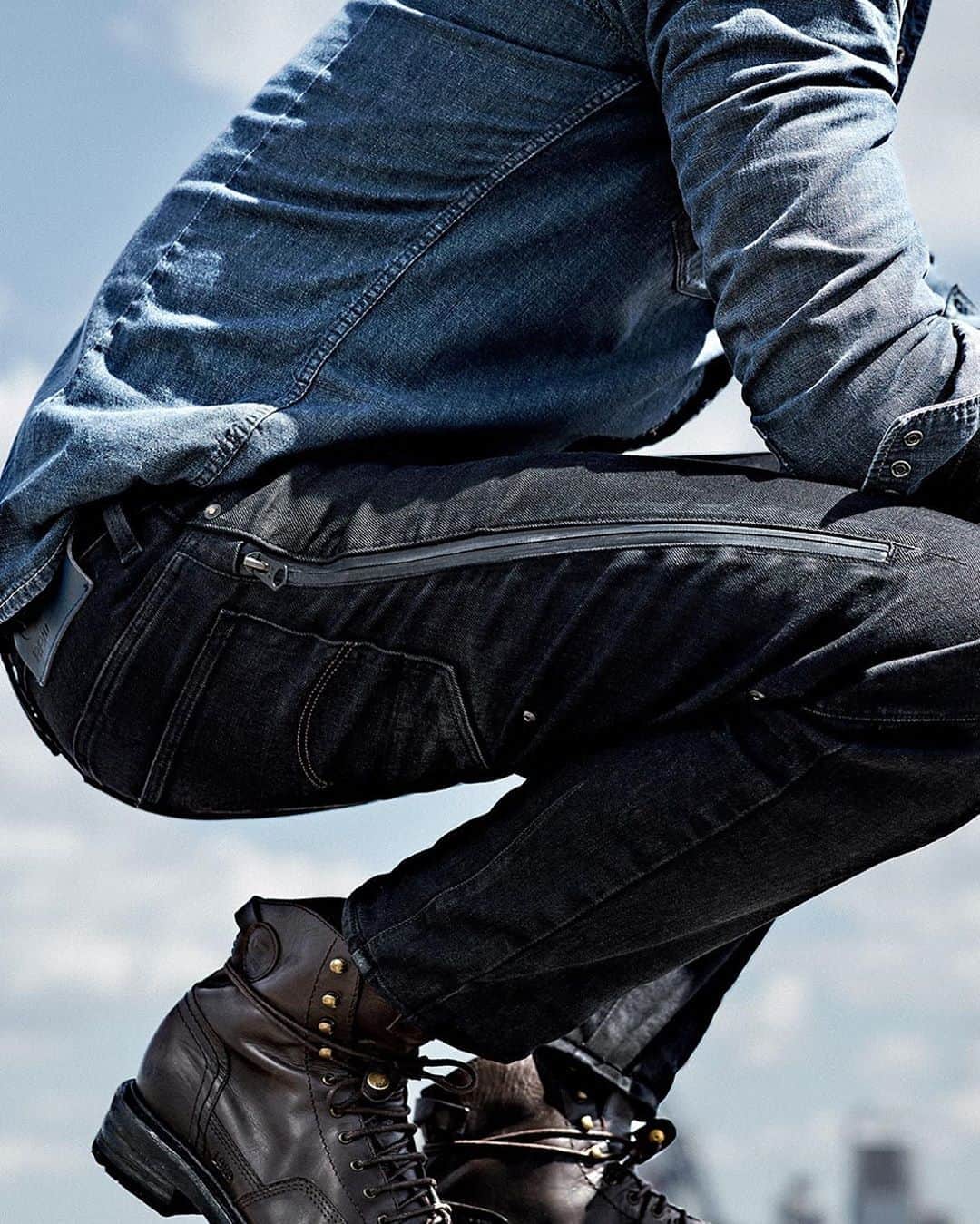 のインスタグラム：「. . 【CITISHIELD - 進化したデニム】 . CITISHIELD. OUR NEWEST DENIM INNOVATION. . 街中を自由にアクティブに動き回るためのこだわりジーンズ。 . あなたをシティへと繋ぎ、前進させる。 美しいシルエットと快適な穿き心地を作り出す立体裁断。 こだわり抜いたデザインがあなたを守るシールドに。 . . Own a Citishield.  #GStarRAW #ジースターロウ #GStarRAWjapan #新作 #newarrival #ジーンズ #デニム #立体裁断 #3dデニム #jeans #denim #Citishield #シティライフ #都会 #city #こだわり #デザイン #コーディネート #ファッション #スタイリッシュ #撥水コーティング #サイクリング」
