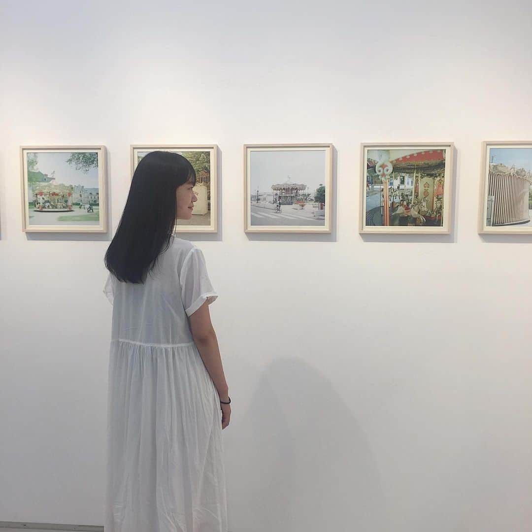 夏目志乃さんのインスタグラム写真 - (夏目志乃Instagram)「今城 純さんの写真展『forward 』に行ってきました◯ ，  5年間撮影し続けたフランスのメリーゴーランドのお写真。 ， その土地の日常が、私にはきらきらとしていてニヤニヤしちゃいました🐥 ， ， 8月18日(日)まで 渋谷ヒカリエ  8階  8/CUBE 1.2.3」8月9日 17時30分 - shinonatsume