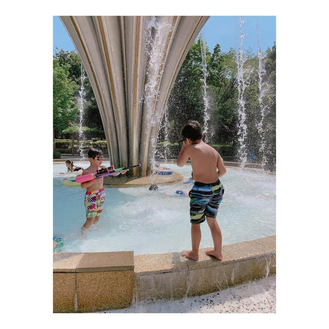 辻希美さんのインスタグラム写真 - (辻希美Instagram)「今日は公園の噴水⛲️で遊んできました😁💕💕👌" #公園 #噴水 #⛲️ #家にいるとゲームばっかりやりがち なので😤 #外に出て遊ばせる作戦 #めっちゃ楽しんだ #めっちゃ喜んだ #よかった #大成功 #また行こう #⛲️💕」8月9日 17時33分 - tsujinozomi_official