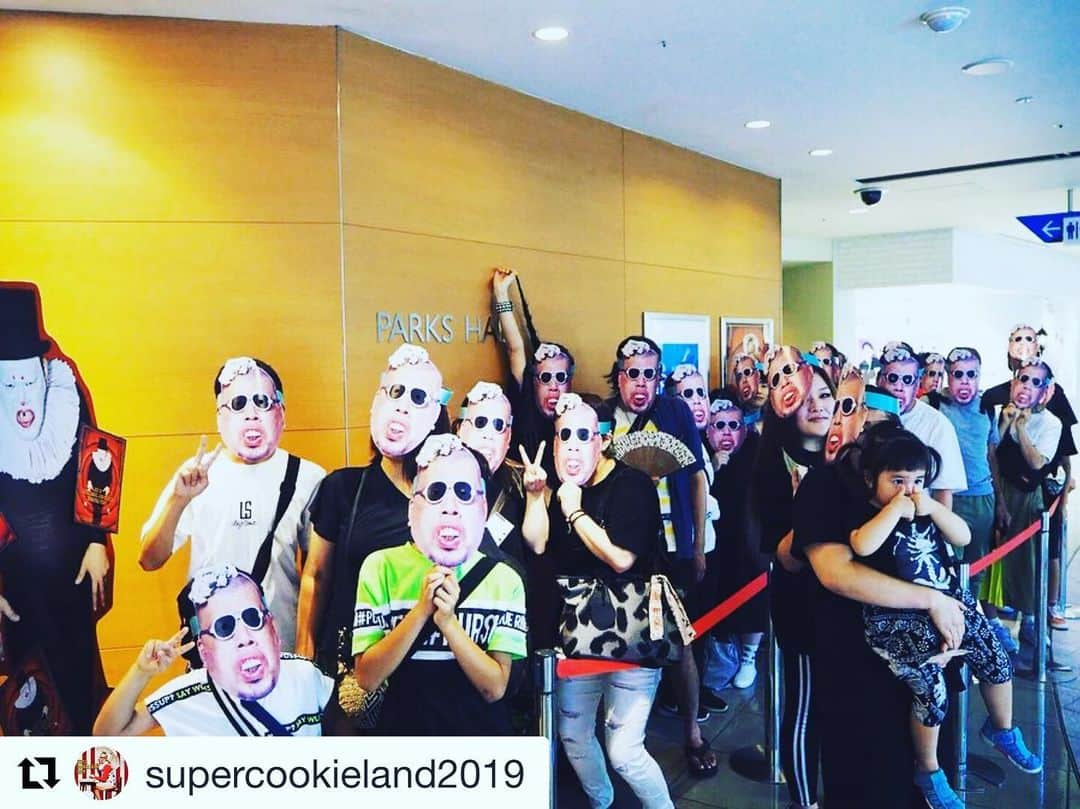 くっきー（川島邦裕）さんのインスタグラム写真 - (くっきー（川島邦裕）Instagram)「#Repost @supercookieland2019 with @get_repost ・・・ ★本日よりスタート！！★ ✳︎ Last of 超くっきーランドneoneo inなんばパークス ✳︎ 遂に本日よりLast of 超くっきーランドneoneo inなんばパークスがスタートしました！！ ✳︎ オープン前から沢山の肉糞ファミリーの皆様に ご来場頂き感謝感謝でございます🥺ウチュー！！！！ ✳︎ 1人でも多くの肉糞ファミリーのみなさまに お会いできるのを楽しみにしております！！ ✳︎ 当日券は会場にて絶賛発売中！ Last of 超くっきーランドneoneo in なんばパークス 期間:8月9日(金)〜9月1日(日) ※8月19日(月)はなんばパークスが休館日のため、 くっきーランドもお休みです。 ご注意下さい！！ 場所:なんばパークス7階パークスホール ✳︎ 当日券は800円 ※来場者先着特典：プレミアムお面 ✳︎ #野性爆弾くっきー#野性爆弾くっきー展#超くっきーランド#超くっきーランドneo#超くっきーランドneoneo#肉糞太郎#なんばパークス#くっきー#肉糞ファミリー#くっきーランド#くっきーランドneoneo#くっきーランドneo#8月#9月#夏#お盆休み#夏休み#大阪#なんば##肉糞ファミリーの皆様お集まりくださーい」8月9日 17時38分 - nikuguso_taro