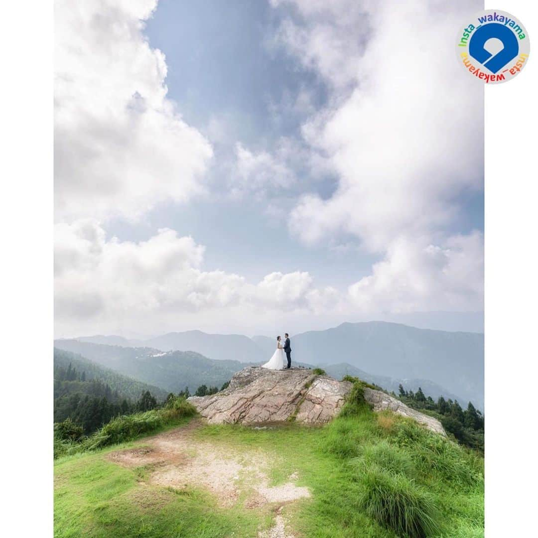 和歌山県さんのインスタグラム写真 - (和歌山県Instagram)「Insta_Wakayamaでは、皆さんがハッシュタグをつけて投稿してくださった写真から、素敵な写真をご紹介させていただきます！ 本日のピックアップは @rin_wakayama さんのお写真です☆ ハッシュタグご利用ありがとうございますm(_ _)m こちらは、紀美野町と有田川町にまたがる生石高原で撮影されたお写真です。この高原は、関西随一と言われるほどのススキ野原が有名で、標高870ｍのなだらかな山上からは六甲や淡路、四国まで見渡すことができます。新たな門出を迎えるお二人と思われるお姿もお写真に映っていますが、景色にピッタリくる構図ですね！ 参考：https://www.wakayama-kanko.or.jp/spot/detail.php?id=502（和歌山県 観光連盟HP）  @insta_wakayama では、ただいま #グッドトリップ和歌山 投稿キャンペーンを開催中！ 和歌山県の素敵なお写真を投稿していただいた方々の中から、毎月5名様に1万円をプレゼント🎁します！🎉 詳しくは@insta_wakayama のプロフィールにあるURLをチェックしてください。 和歌山に関する投稿には「#insta_wakayama」のハッシュタグをつけてください★ 和歌山の魅力を皆さんで発信していきましょう！ ハッシュタグをつけると同時に、写真の場所の記載・位置情報の登録もお願いします🎵  #生石高原 #紀美野町 #有田川町 #和歌山県 #和歌山 #kimino #aridagawa #なんて素敵な和歌山なんでしょう #insta_wakayama #wakayamagram #kiipeninsula #wakayama #instameet_wakayama #nagomi_wakayama #visitwakayama #retrip_news #japan」8月9日 17時39分 - insta_wakayama