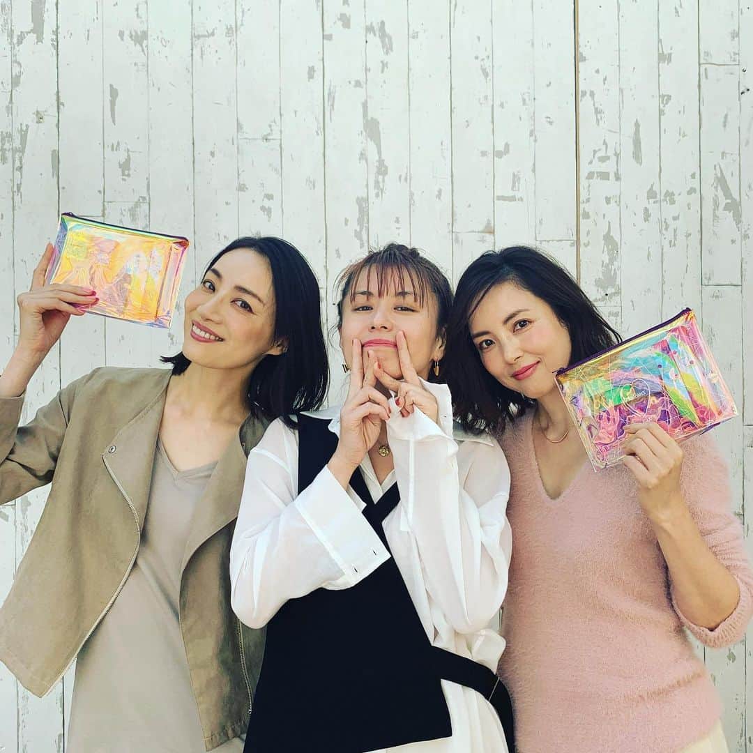 吉村美紀のインスタグラム：「美スト、12月号撮影中〜^_^ イガリシノブさんと初めて撮影でご一緒させていただき、とっても可愛くメイクしてもらいました！ 美しい樹神さんとも久しぶりにお会いしてワイワイと楽しい撮影でしたー！ 手にもってる可愛いポーチはイガリシノブさんプロデュースのWHOME！ ありがとうございました。 詳しくは美スト12月号をお楽しみに^_^ #撮影#美スト#WHOME#コスメ#ビューティー」