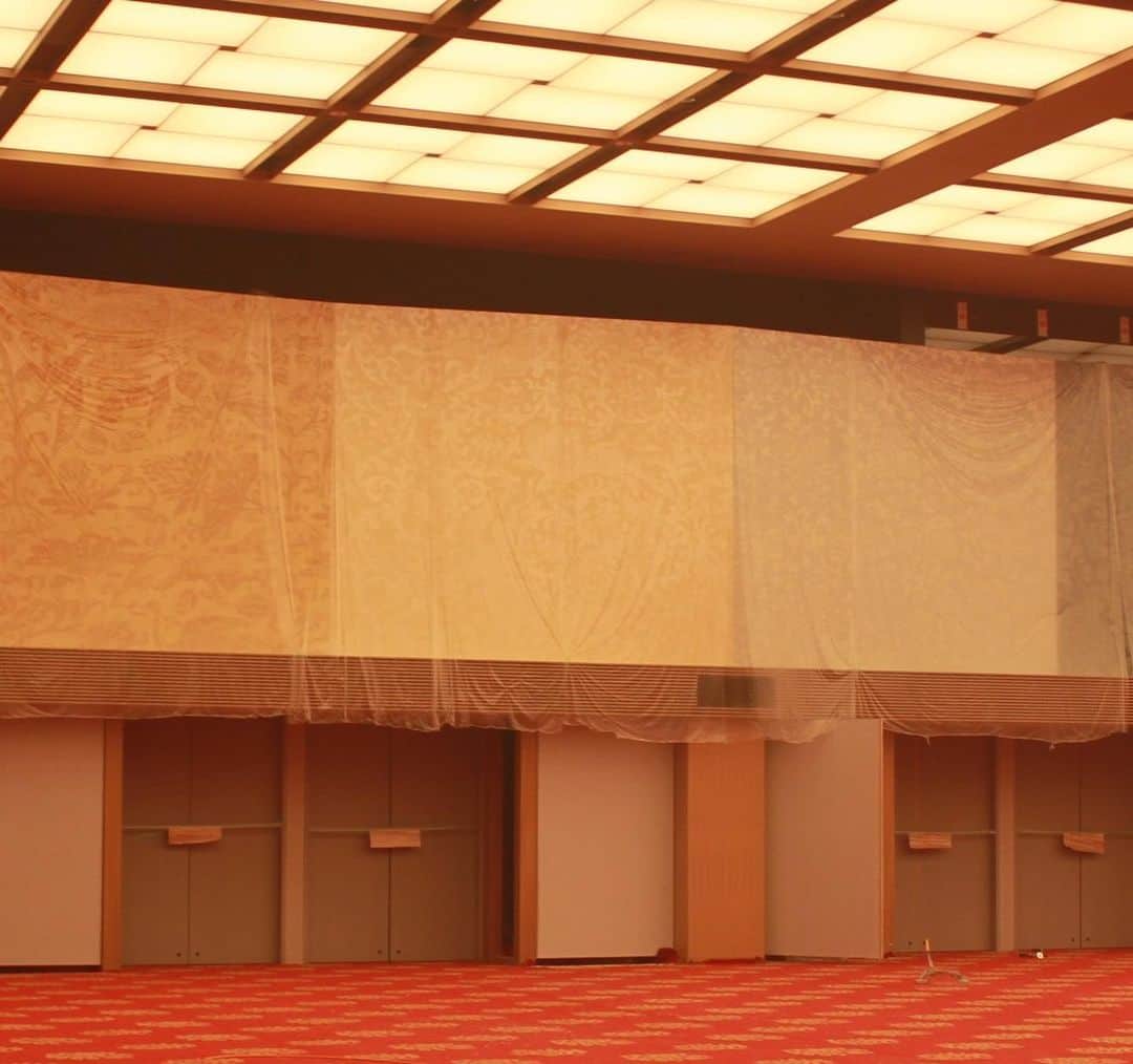 ホテルオークラ東京 Hotel Okura Tokyoさんのインスタグラム写真 - (ホテルオークラ東京 Hotel Okura TokyoInstagram)「宴を包む、平安の美✨ The banquet room will be wrapped in the beauty of Heian.  #theokuratokyo #オークラプレステージタワー  #1階 #平安の間  #開業 #9月12日#15時オープン #古今和歌集序 #唐紙 #意匠 #屏風型 #壁面 #30枚 #幸福 #告げる #文様 #theokuraprestigetower #1F #heianroom #open #sep12 #3pm #Kokin Wakashu #Karakami #folding #screen #30sheets #happiness #design」8月9日 17時43分 - theokuratokyo