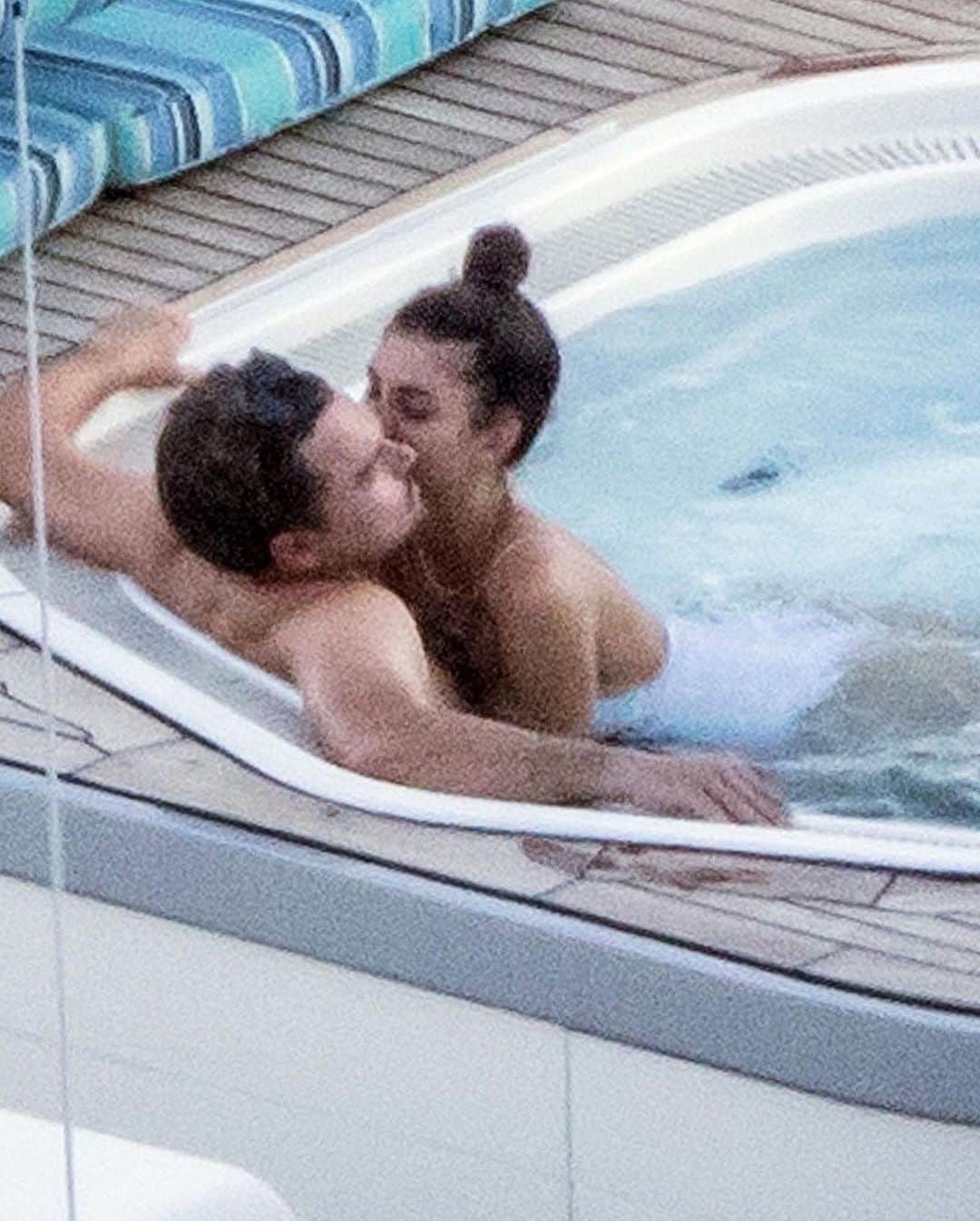 Just Jaredさんのインスタグラム写真 - (Just JaredInstagram)「Leonardo DiCaprio and Camila Morrone cozy up in the hot tub while spending time on a luxury yacht in Italy. Tap this photo at the link in bio for the full gallery of pics! #LeonardoDiCaprio #CamilaMorrone Photos: Backgrid」8月9日 8時52分 - justjared